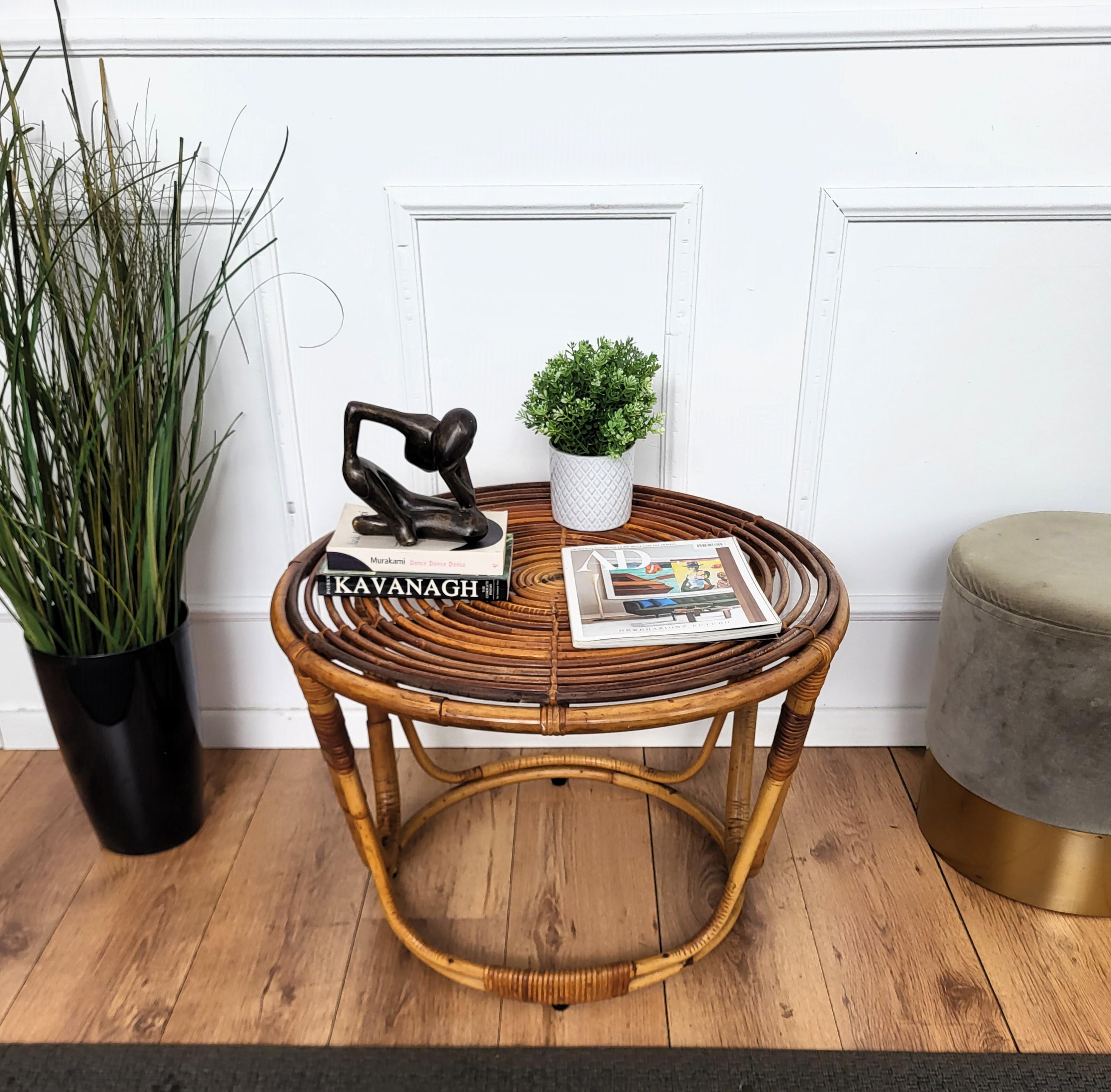 Beautiful 1960s Italian Mid-Century Modern round accent and coffee table, perfect in any room as well as next to a sofa or in any bathroom. This charming piece is in the typical style of Dirk van Sliedrecht and Audoux and Minet where the organic