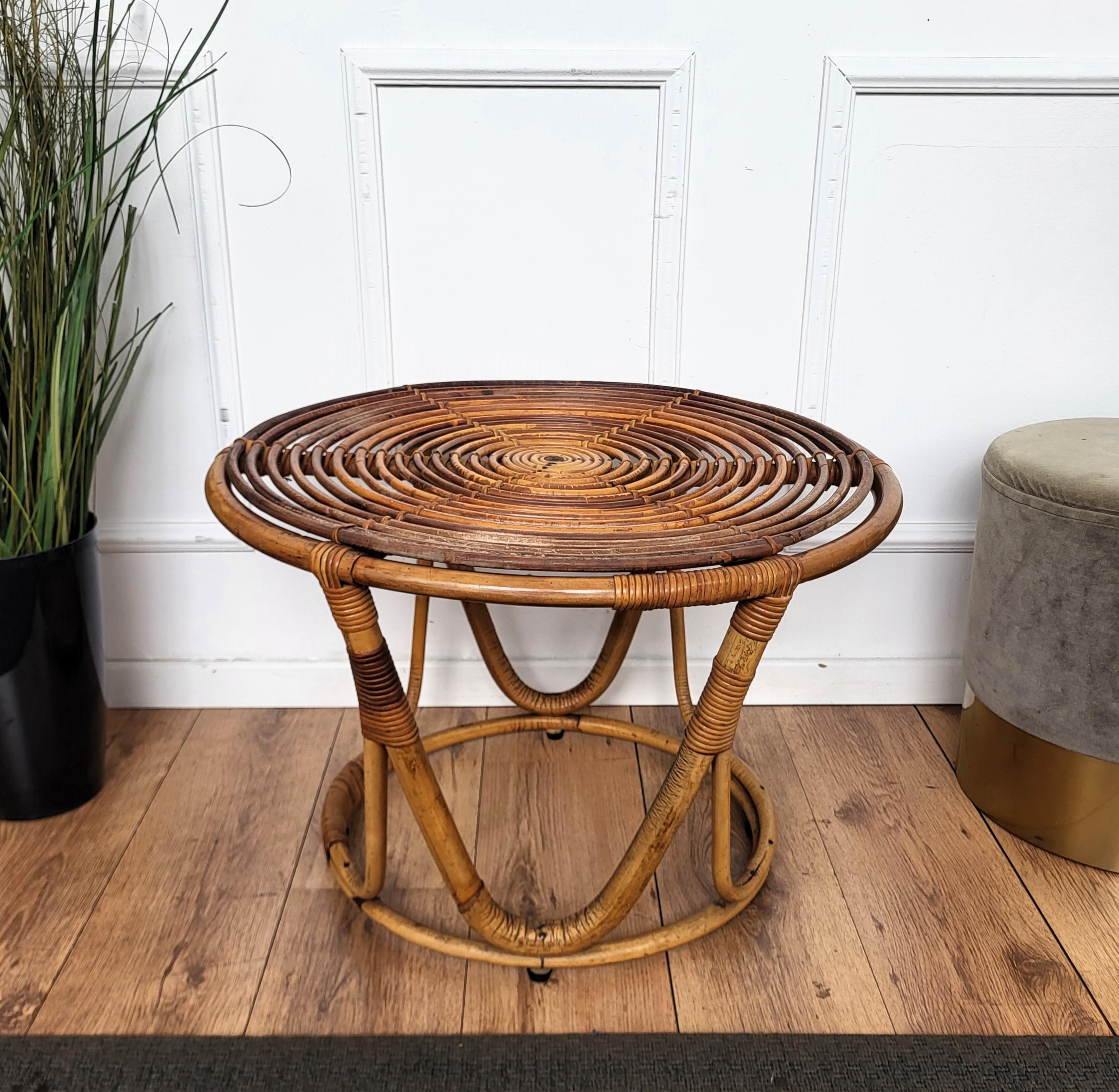 1960s Italian Bamboo Rattan Bohemian French Riviera Round Coffee or Accent Table In Good Condition For Sale In Carimate, Como