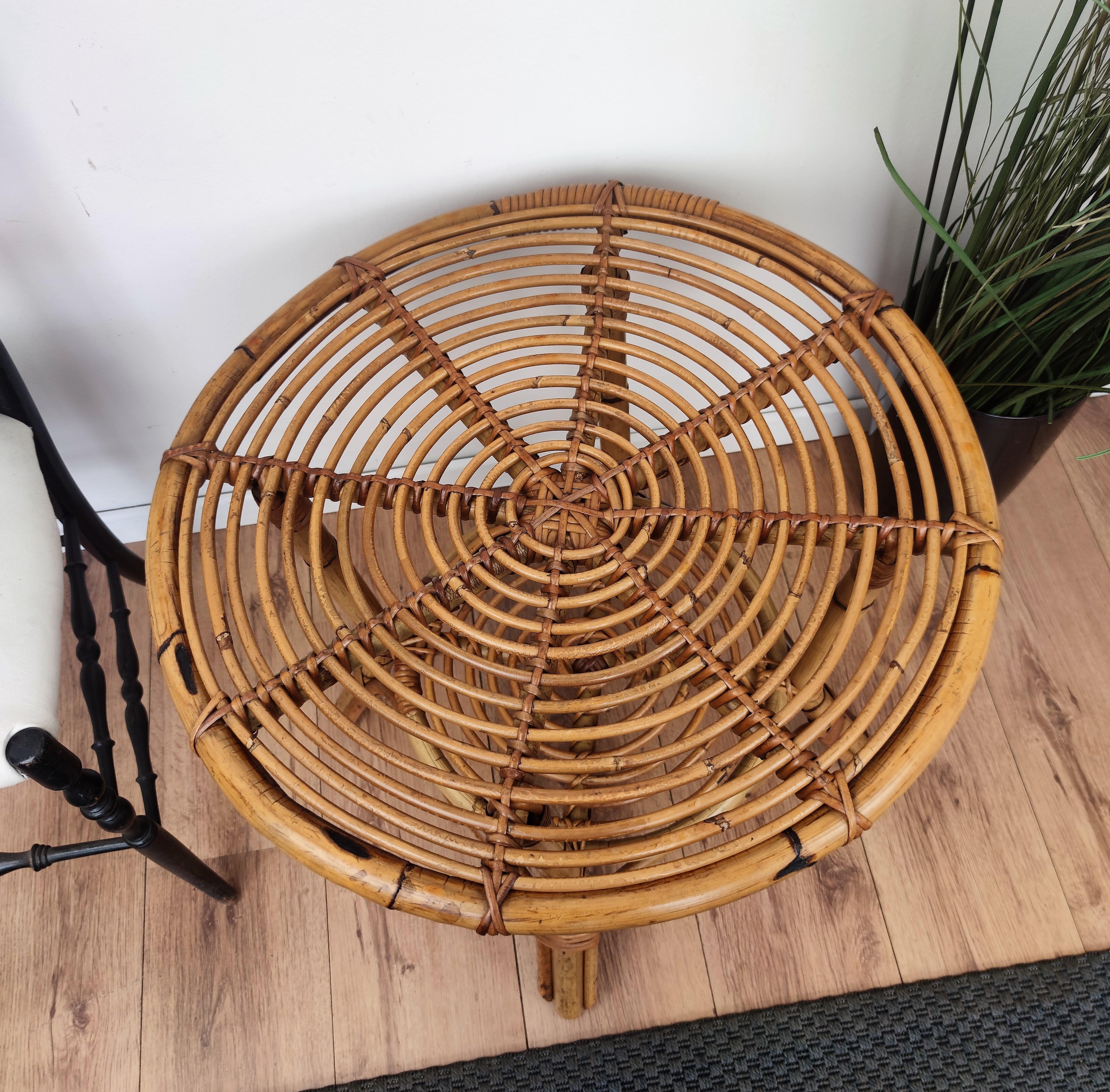 1960s Italian Bamboo Rattan Bohemian French Riviera Round Coffee or Accent Table In Good Condition In Carimate, Como