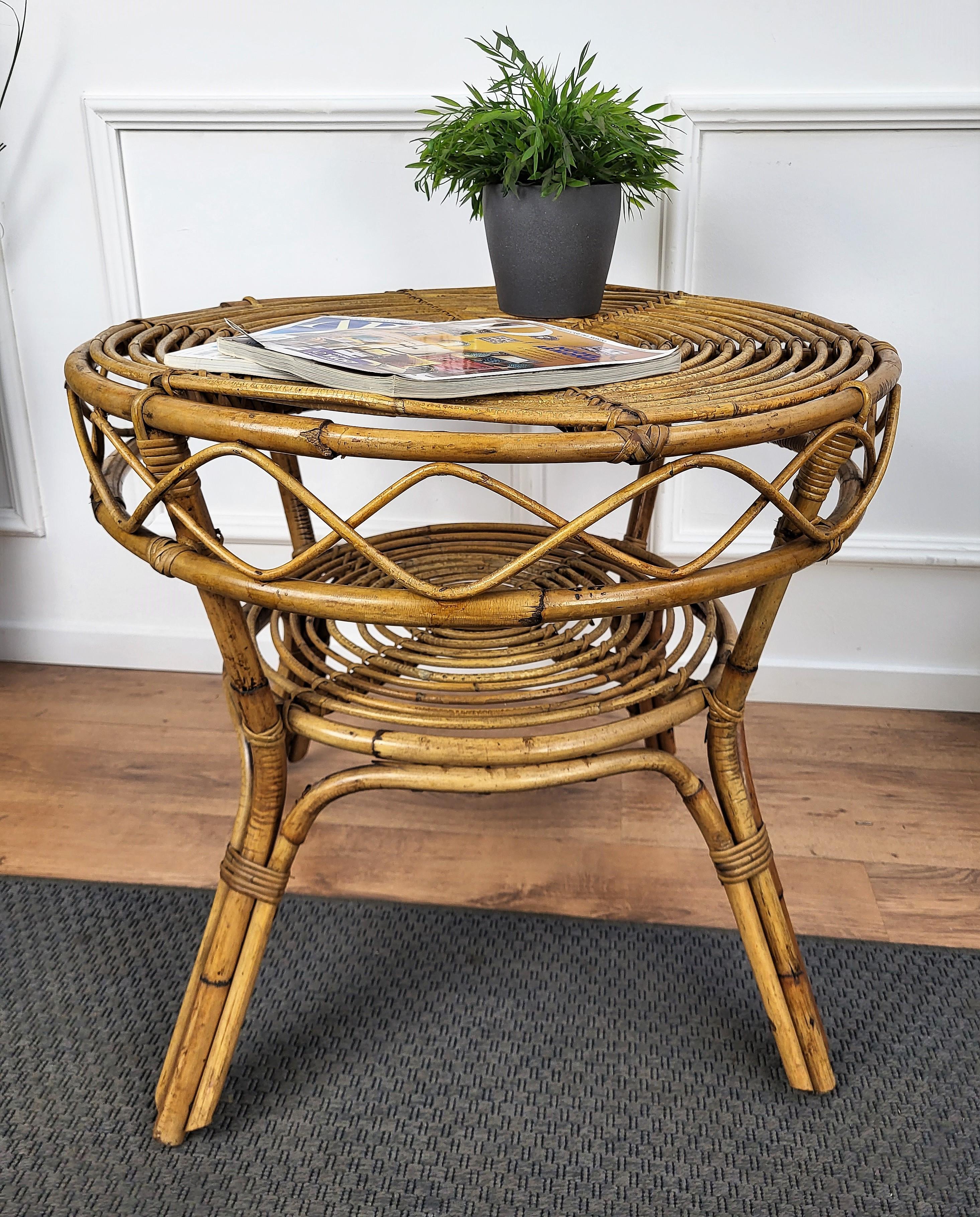 Beautiful 1960s Italian Mid-Century Modern round accent or coffee table, perfect in any room as well as in front or next to a sofa. This charming piece is in the typical style of Dirk van Sliedrecht and Audoux and Minet where the organic beauty of
