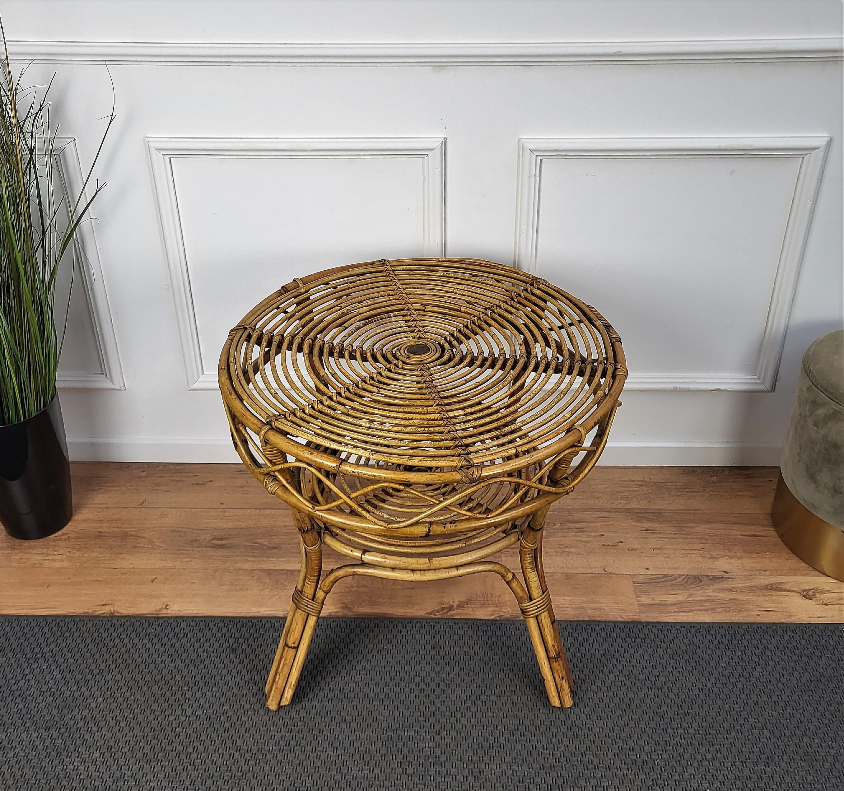 1960s Italian Bamboo Rattan Bohemian French Riviera Round Coffee Table In Good Condition For Sale In Carimate, Como