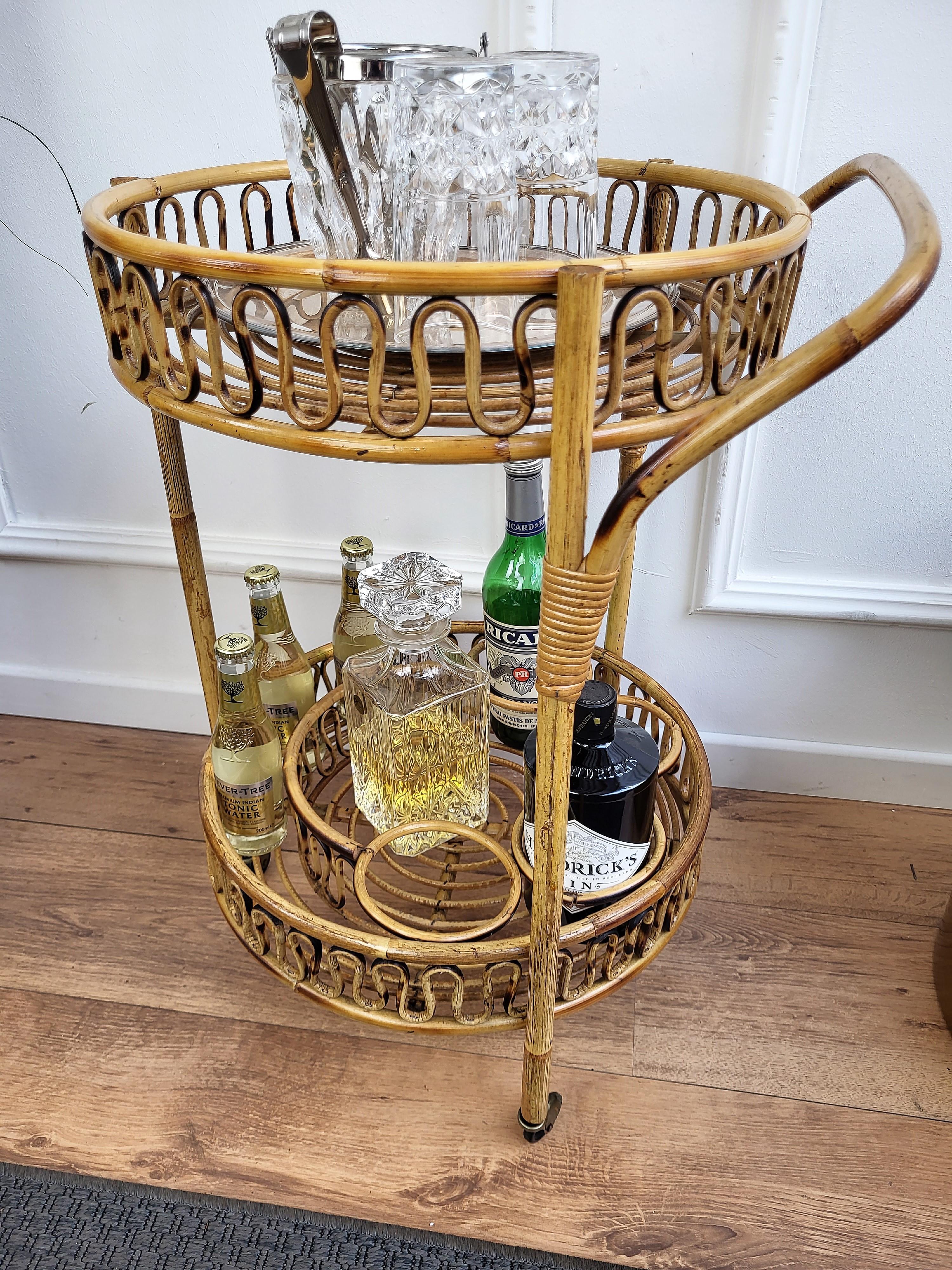 1960s Italian Bamboo Rattan Bohemian French Riviera Round Serving Bar Cart In Good Condition For Sale In Carimate, Como
