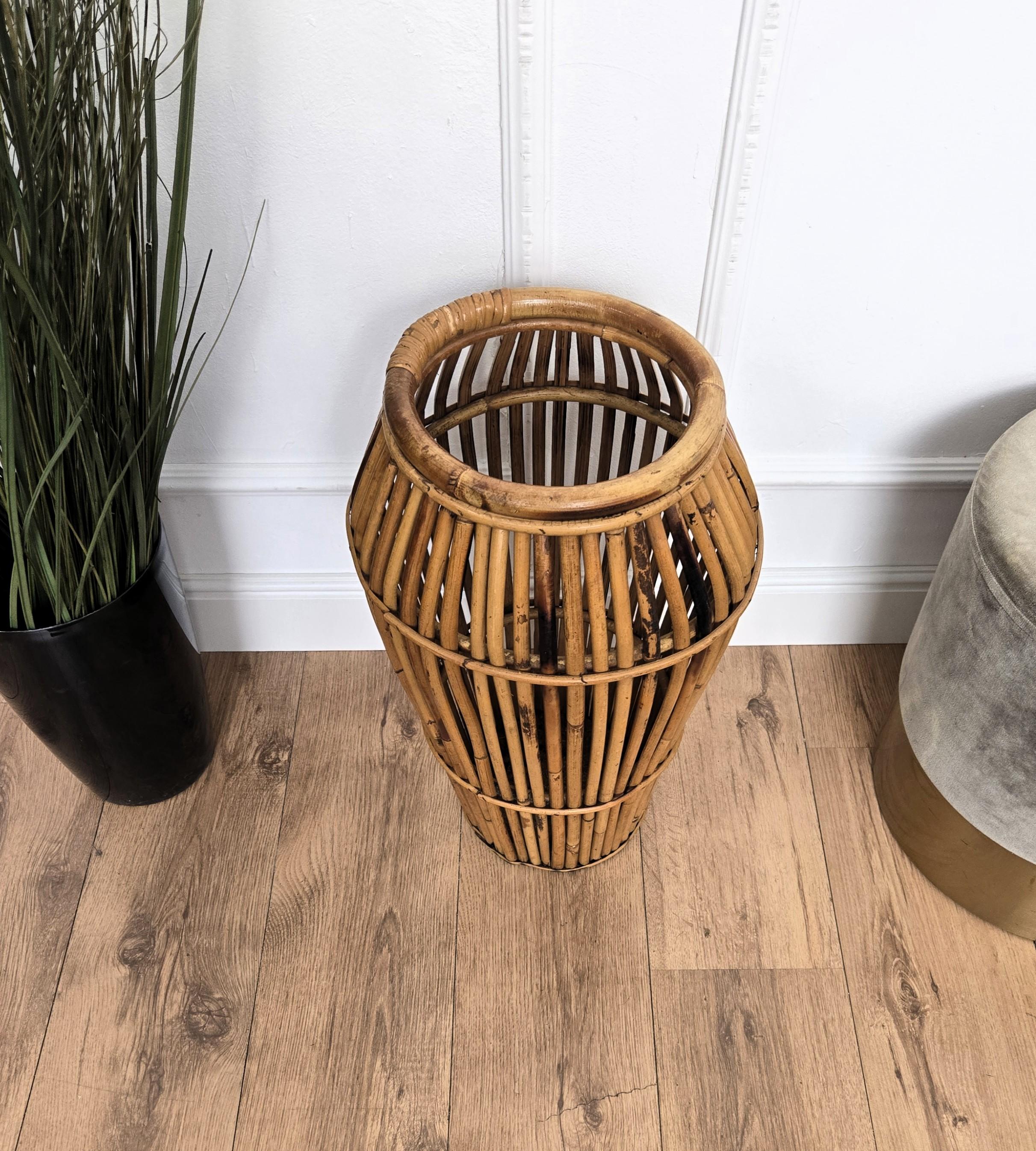1960s, Italian Bamboo Rattan Bohemian French Riviera Umbrella Stand Rack In Good Condition For Sale In Carimate, Como