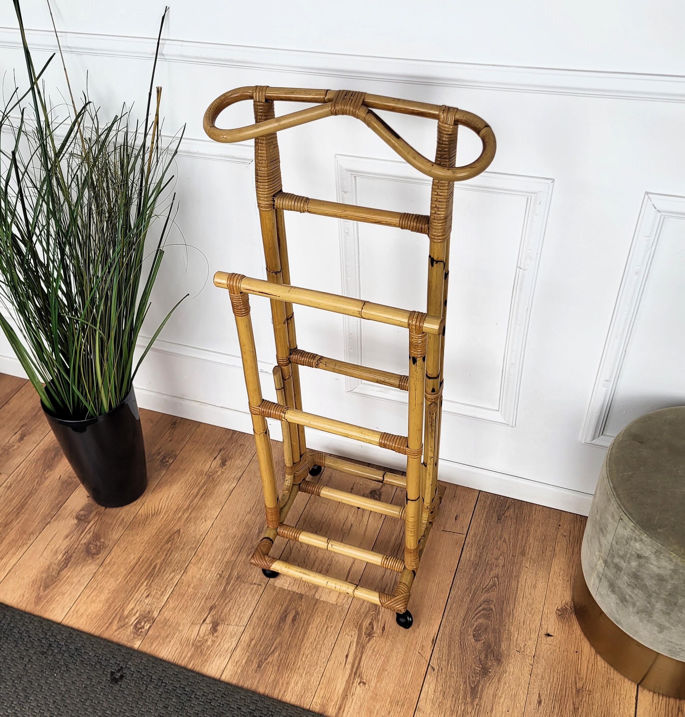 Beautiful 1960s Italian Mid-Century Modern Vintage 1970s dressboy valet stand, with classic carved column and pedestals completed by the fine and elegant 4 small wheels. Easy to carry. Perfect to add style and character in any bedroom or bathroom.