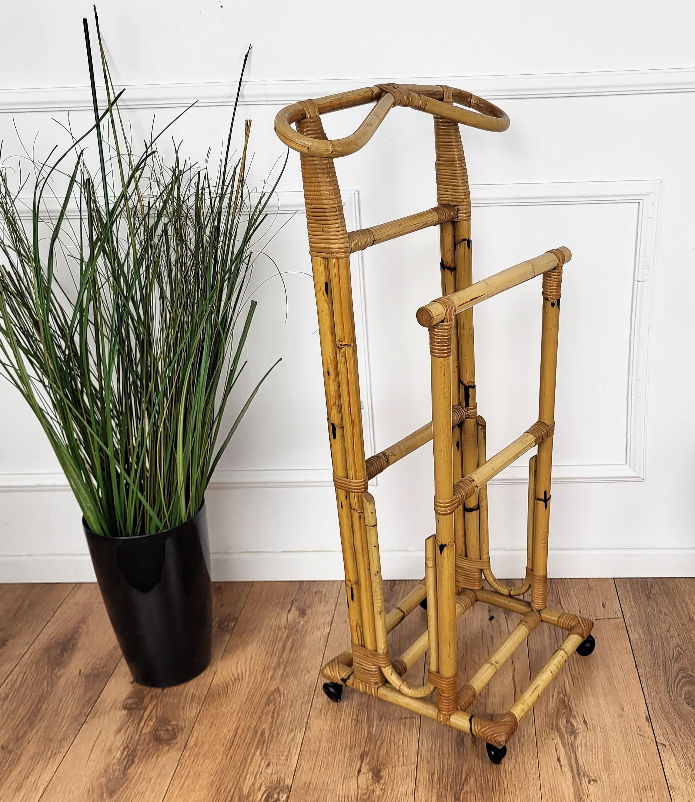 1960s Italian Bamboo Rattan Bohemian French Riviera Valet Stand Dressboy In Good Condition In Carimate, Como