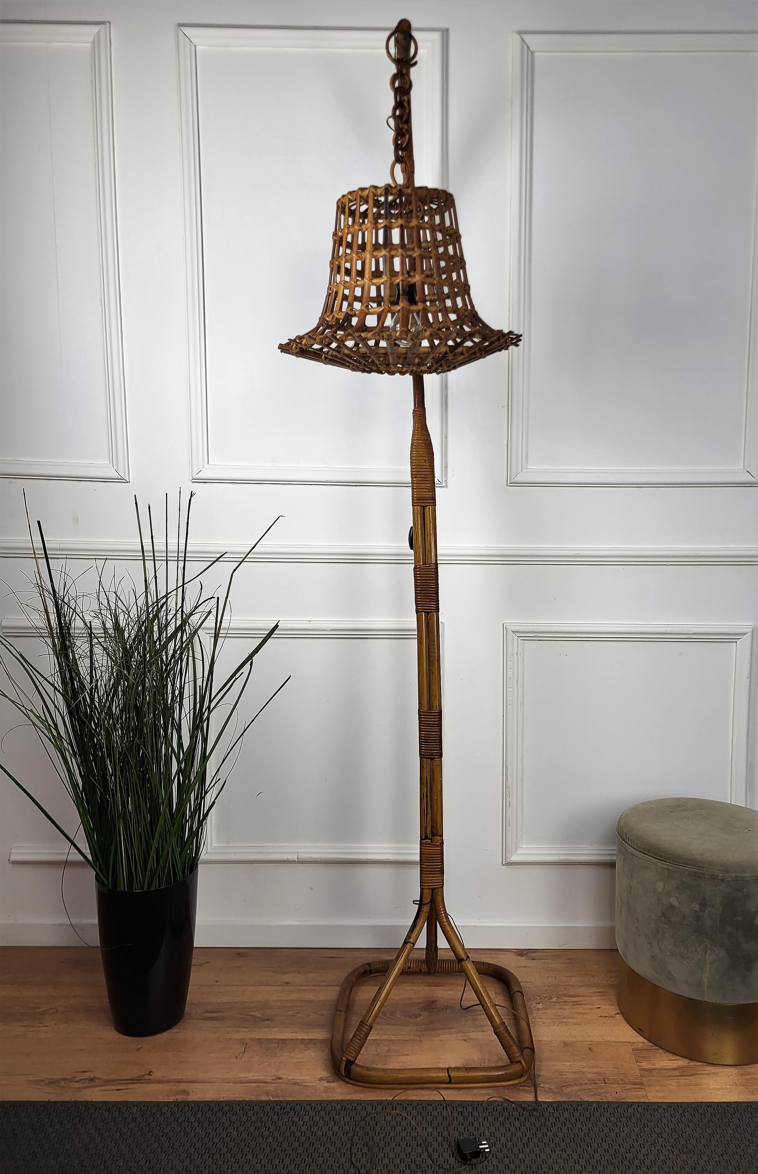 Italiano Lampada da terra alta in bambù e rattan Bohemien Modernista degli anni '60, con lanterna a sospensione in vendita