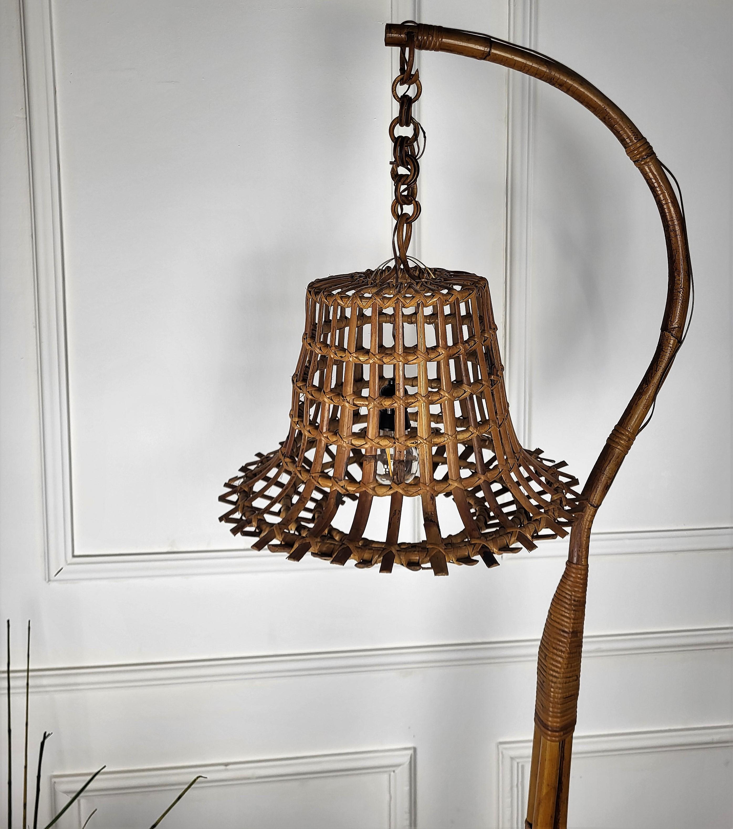 1960s Italian Bamboo Rattan Bohemian Modernist Tall Floor Lamp Hanging Lantern In Good Condition For Sale In Carimate, Como