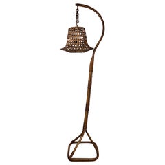 Lampada da terra alta in bambù e rattan Bohemien Modernista degli anni '60, con lanterna a sospensione