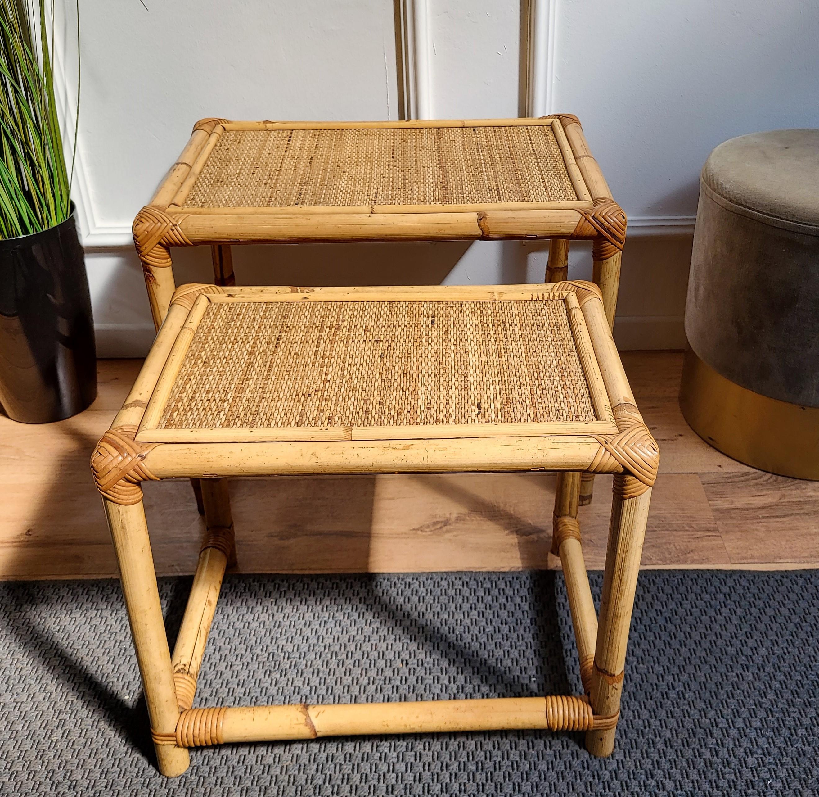 20ième siècle Table d'appoint ou table d'appoint gigogne bohème italienne en bambou et rotin des années 1960 en vente