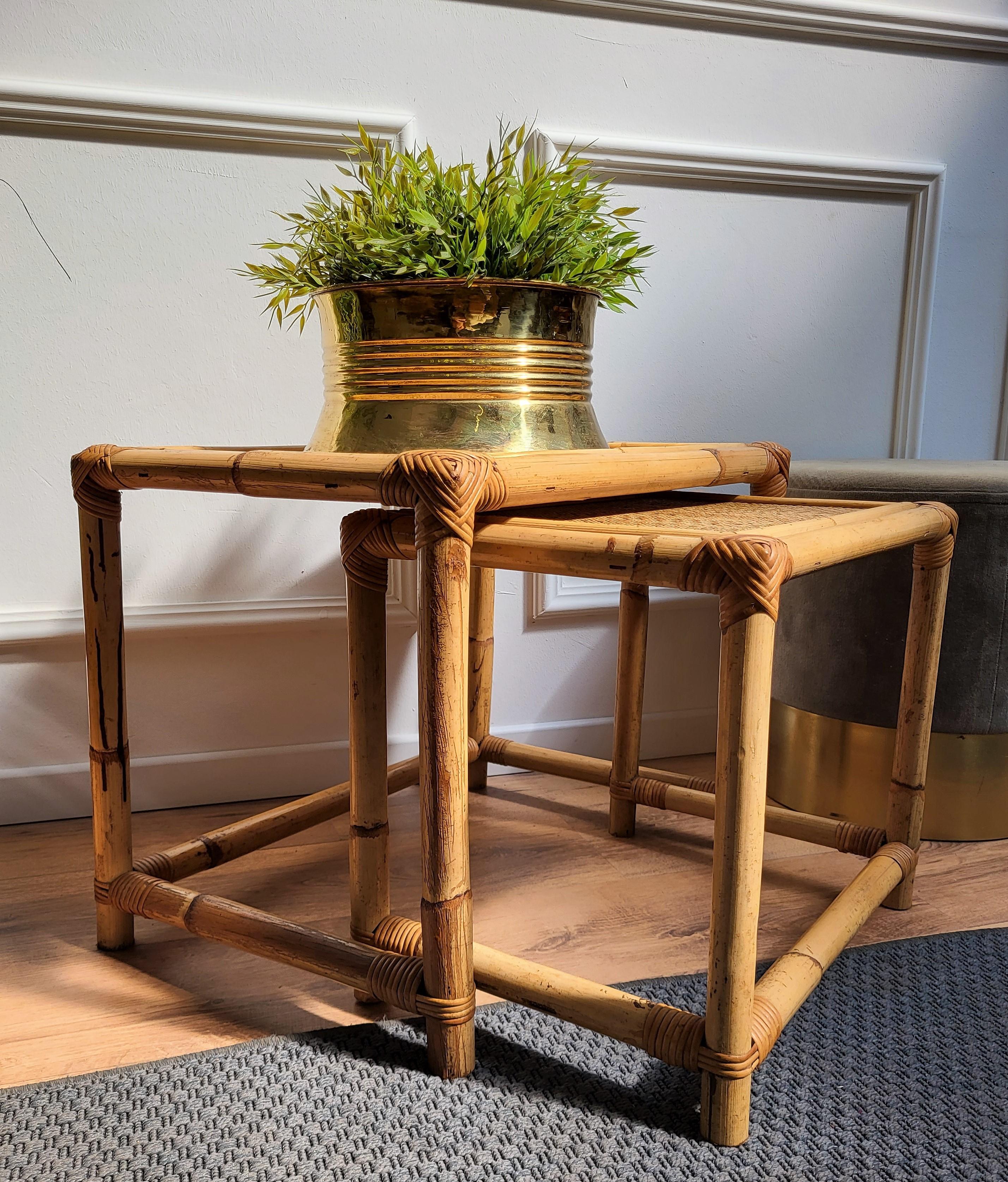Bambou Table d'appoint ou table d'appoint gigogne bohème italienne en bambou et rotin des années 1960 en vente