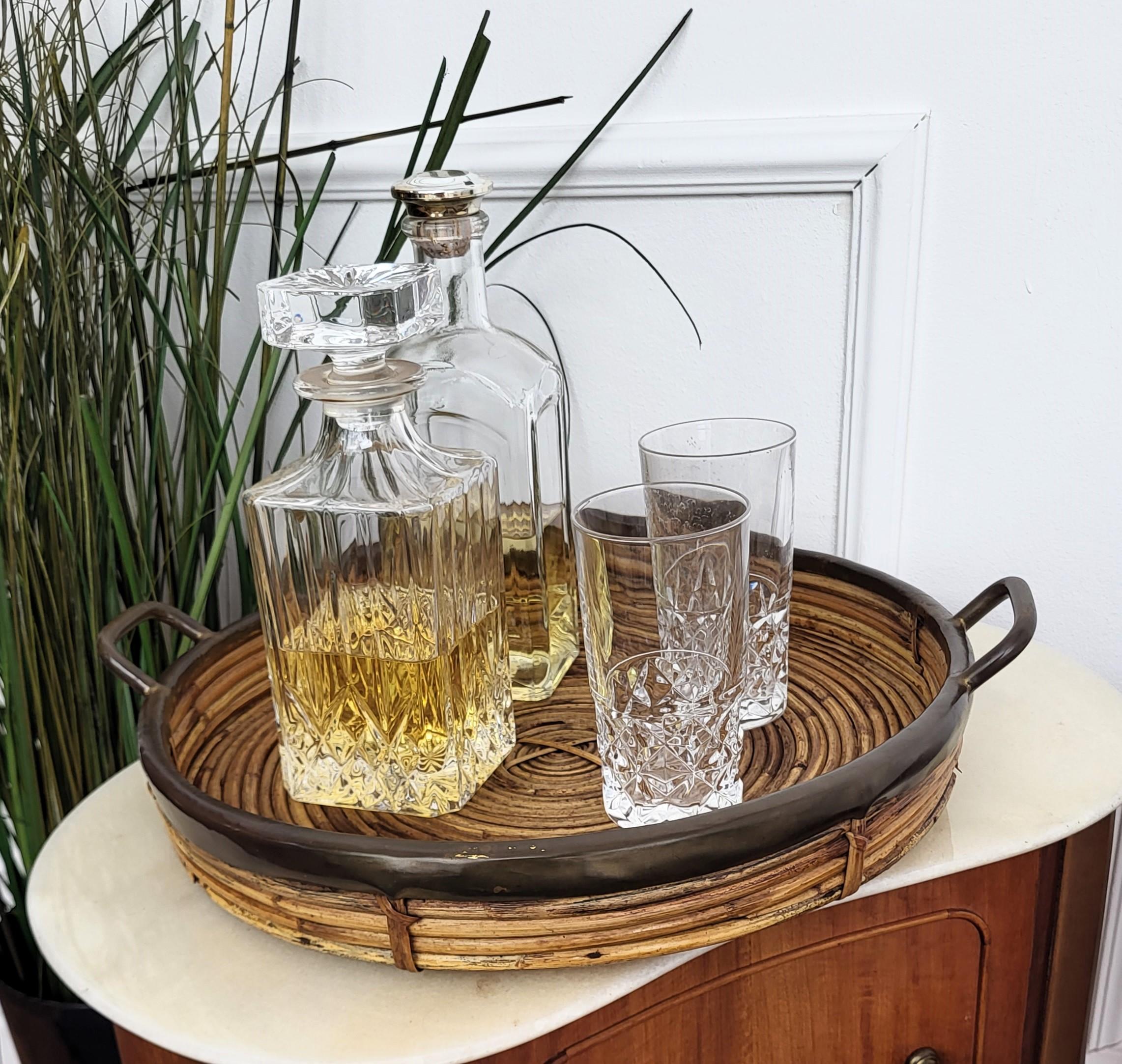 Beautiful 1960s Italian Mid-Century Modern serving cocktail bar tray with polished brass rim. Made of rattan and bamboo, this charming piece is in the typical style where the organic beauty of the woven materials is timeless and classic, making