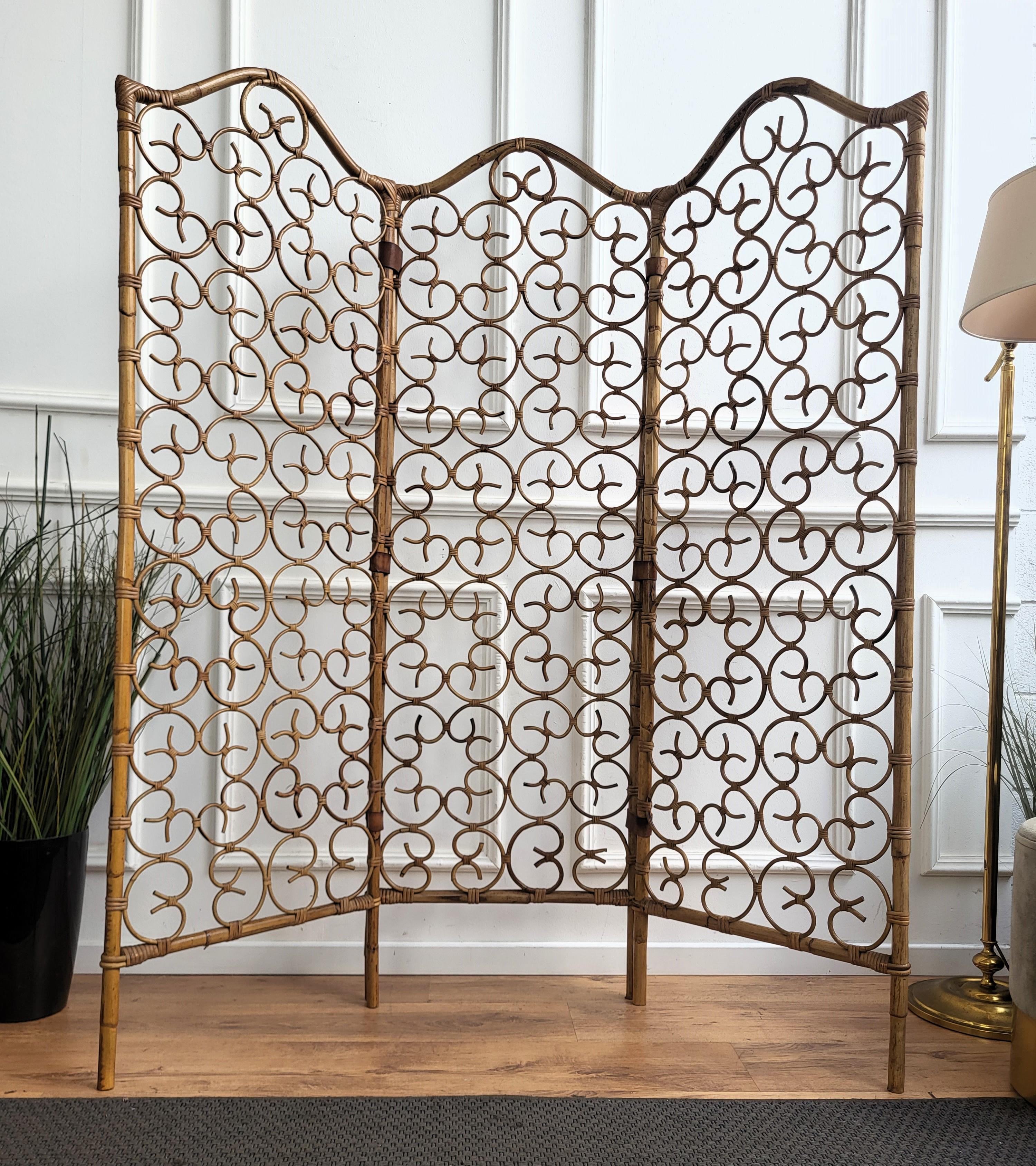 1960s Italian Bamboo Rattan Organic Bohemian 3 Panel Folding Screen Room Divider For Sale 4