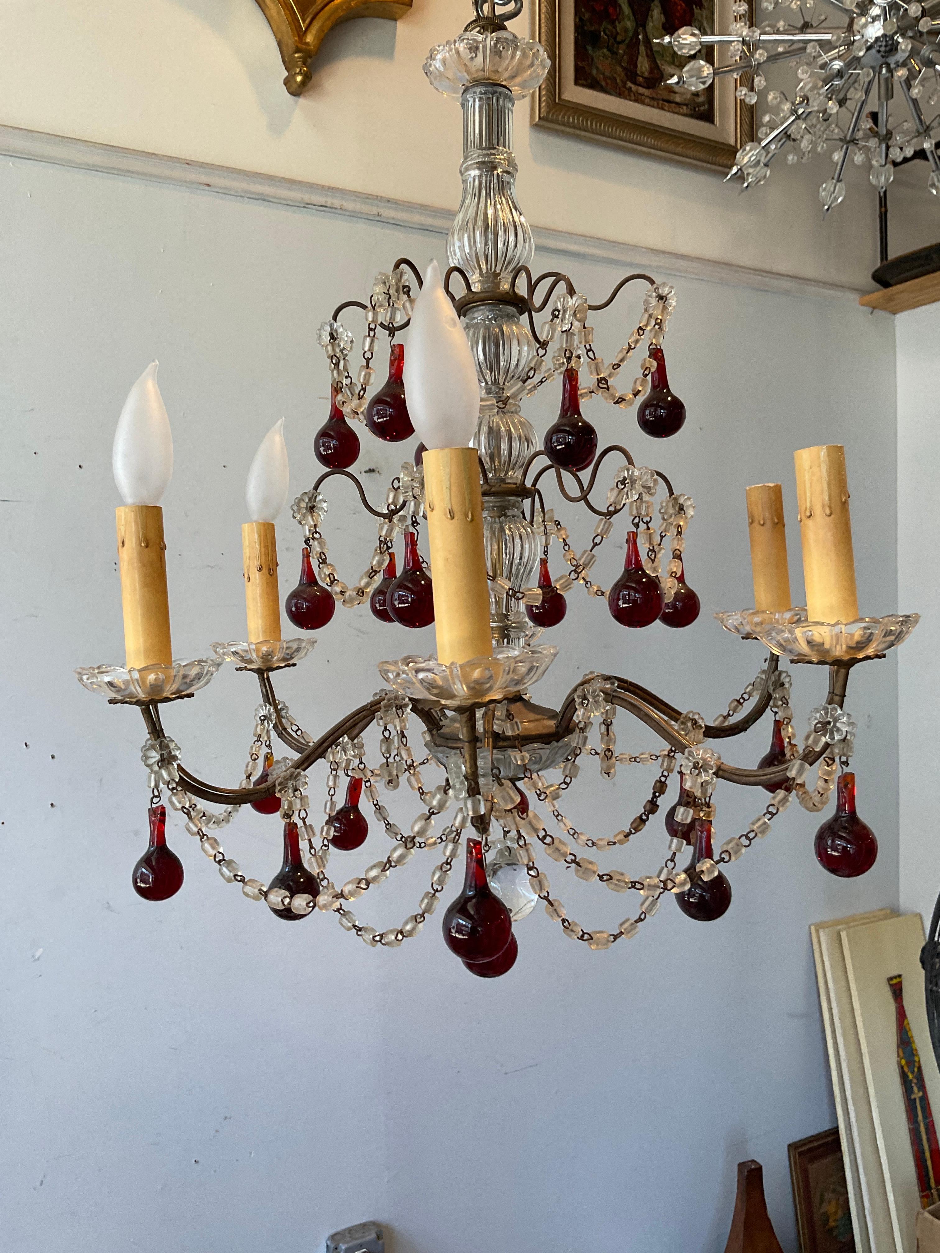 Lampadario italiano anni '60 con perline e gocce d'ambra. Cablaggio originale, da ricablare.