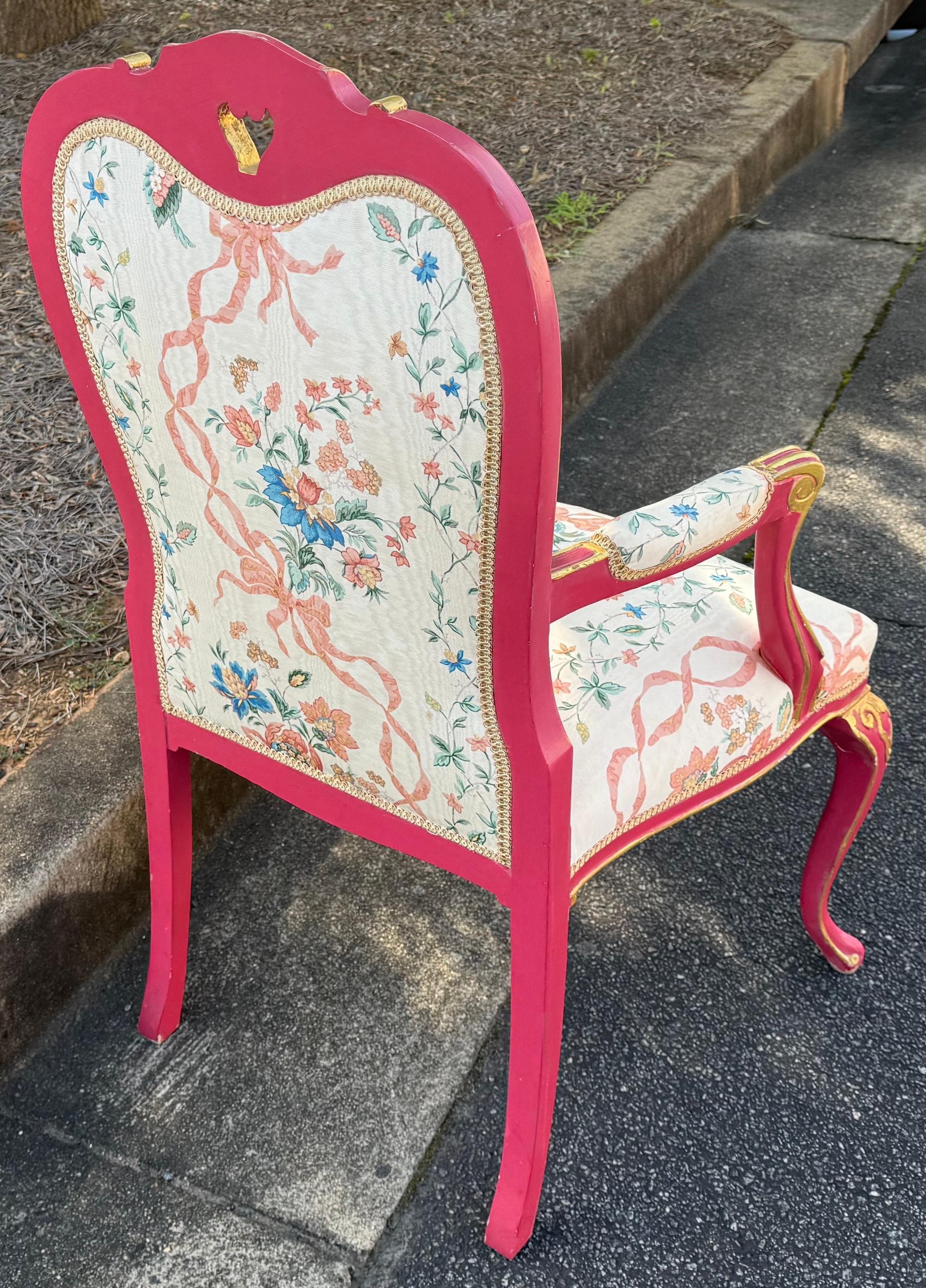 Si tratta di una divertente sedia bergere italiana dallo stile francese. La cornice è rosa con accenti dorati. La tappezzeria floreale è vintage e presenta una macchia. Cercherò di rimuovere la macchia se l'acquirente vuole tenere la tappezzeria.