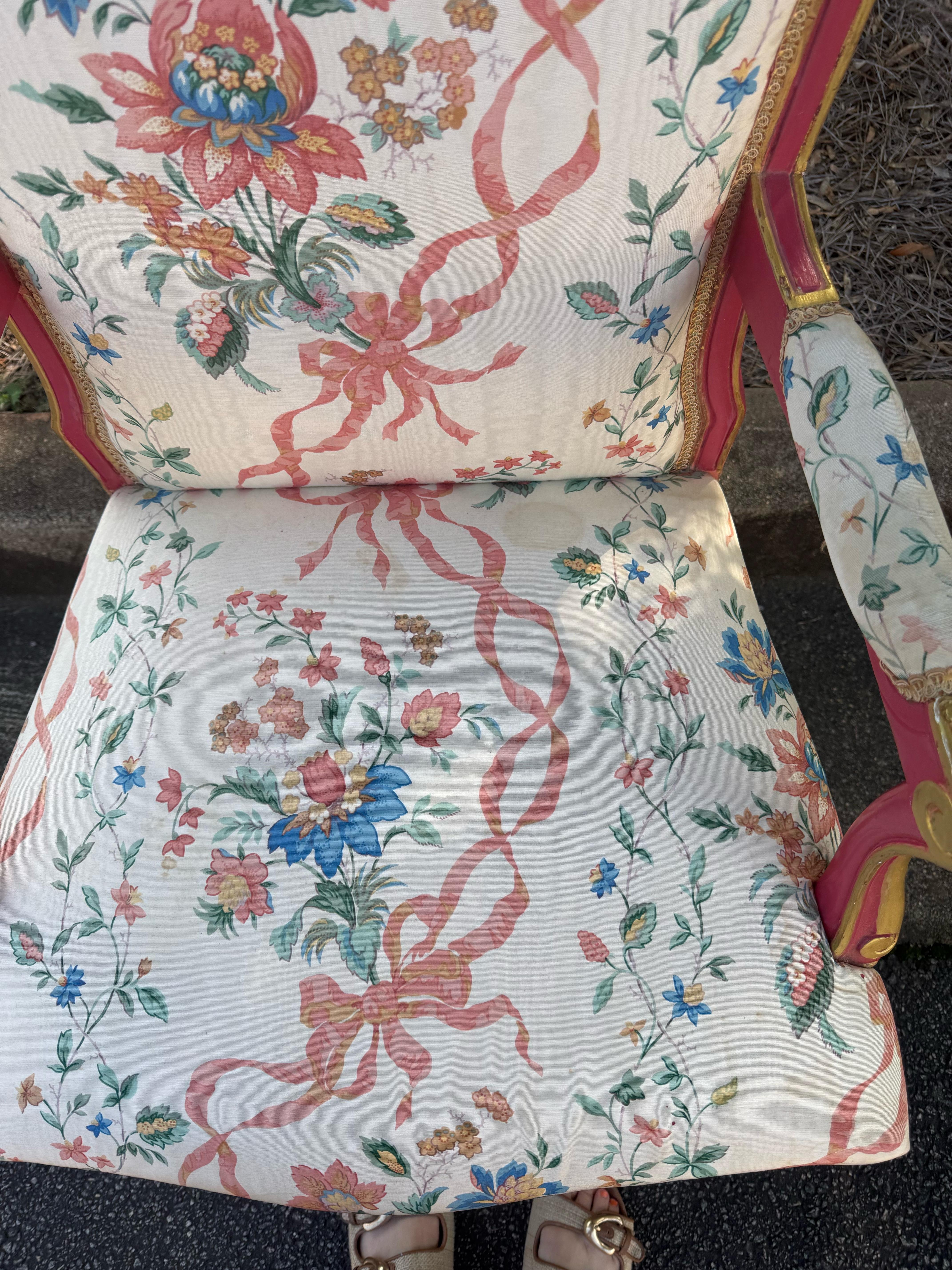 Stile provenzale Sedia bergere italiana degli anni '60 con stile francese - rosa con accenti di legno dorato in vendita
