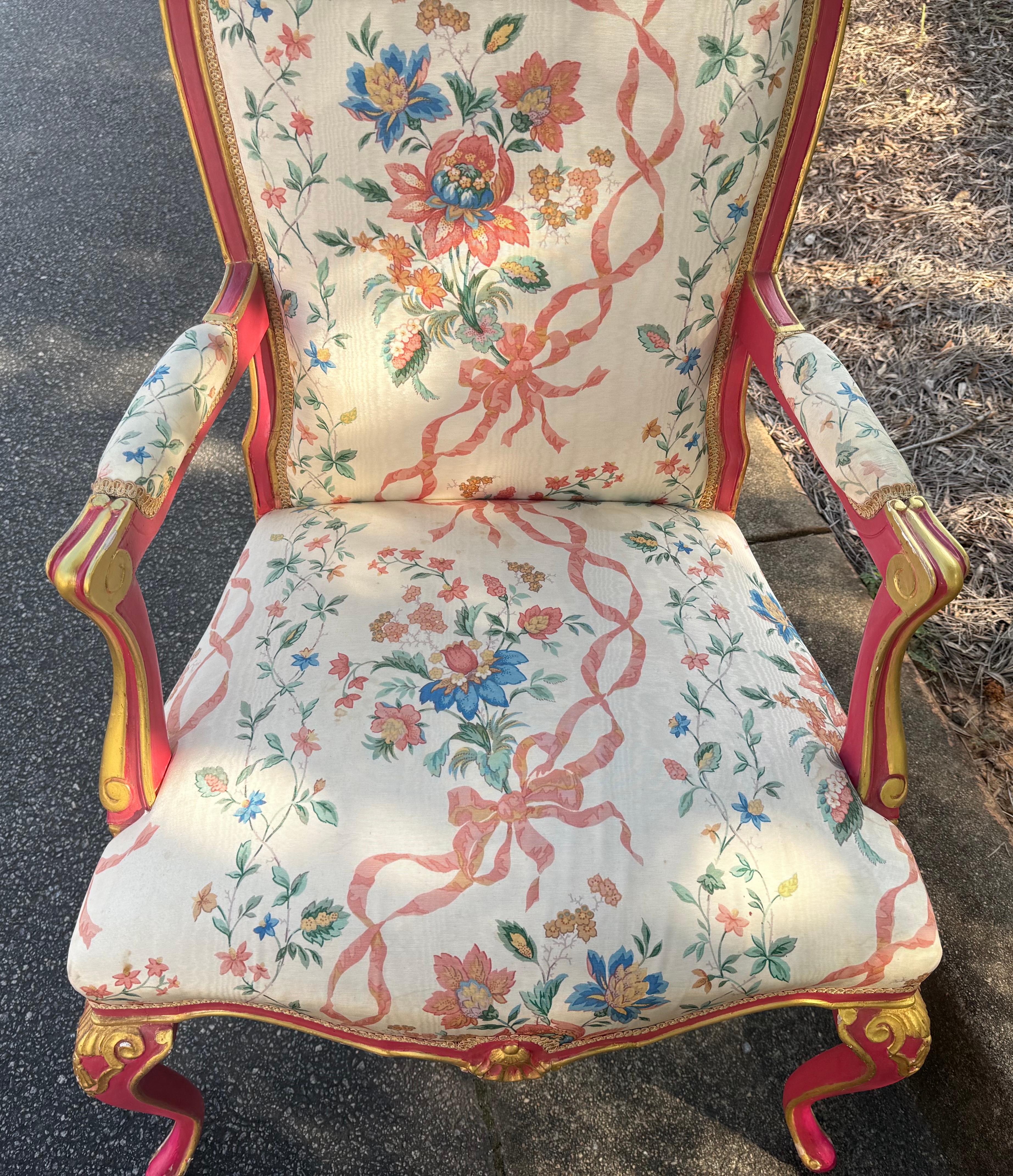 Italiano Sedia bergere italiana degli anni '60 con stile francese - rosa con accenti di legno dorato in vendita