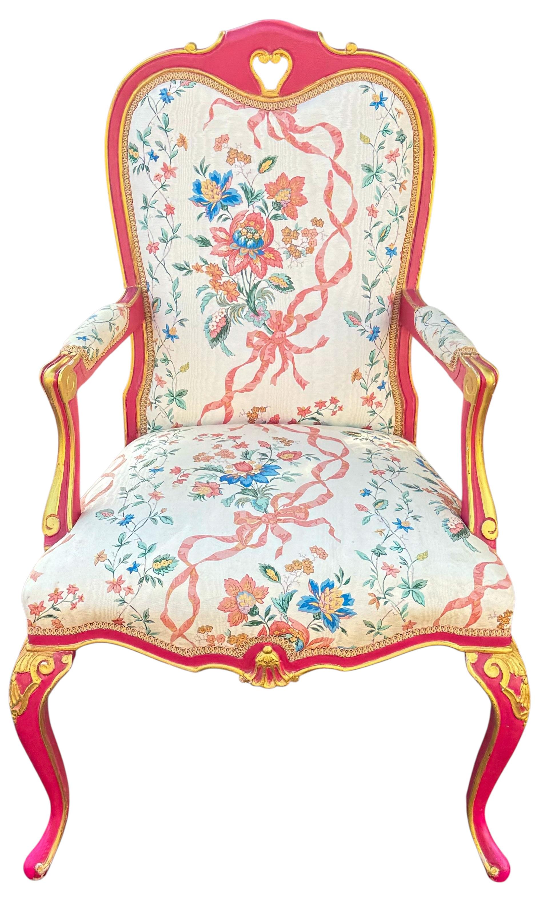 Sedia bergere italiana degli anni '60 con stile francese - rosa con accenti di legno dorato In condizioni buone in vendita a Kennesaw, GA