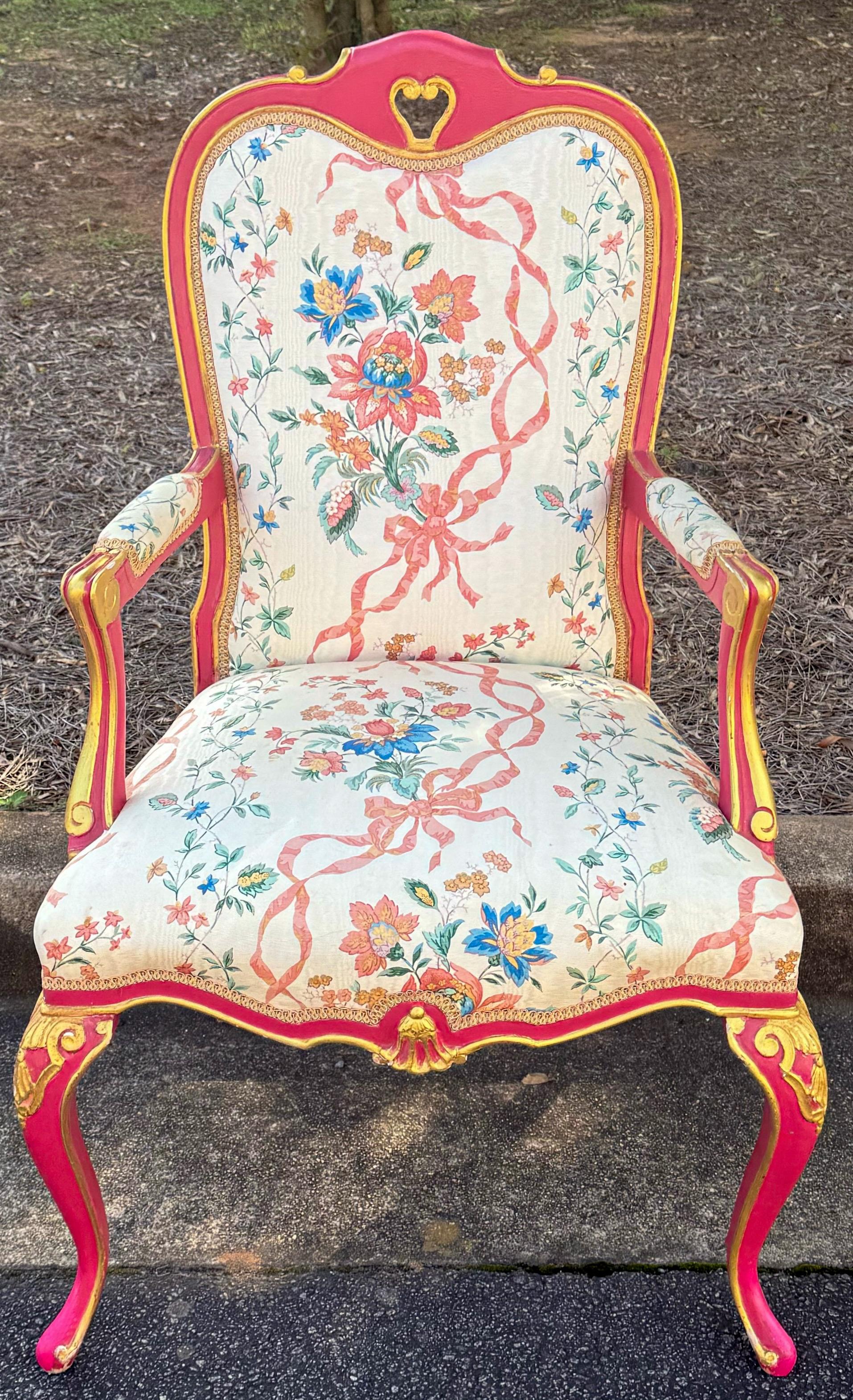 XX secolo Sedia bergere italiana degli anni '60 con stile francese - rosa con accenti di legno dorato in vendita