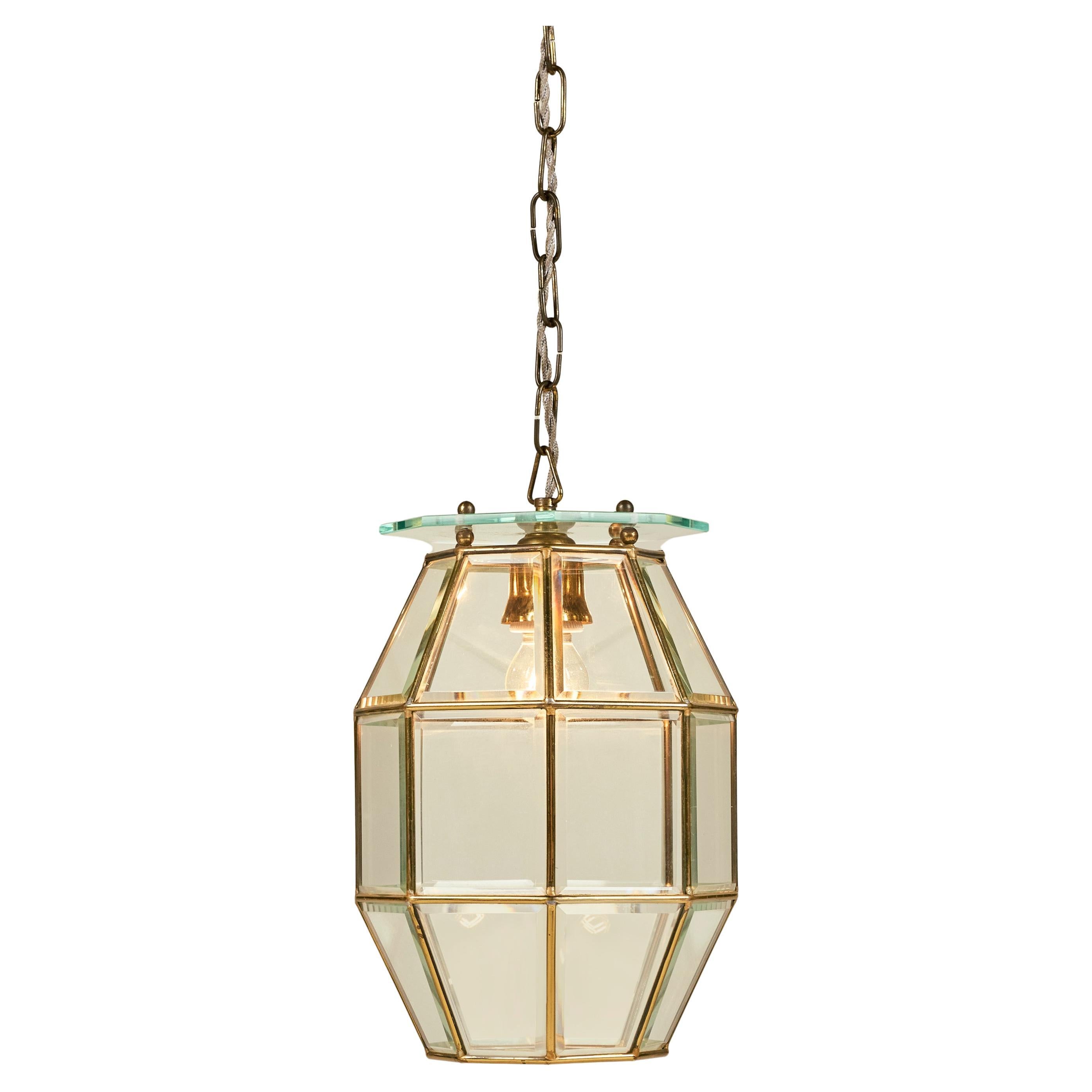 Lanterne suspendue italienne des années 1960 en verre biseauté et laiton, attribuée à Fontana Arte.