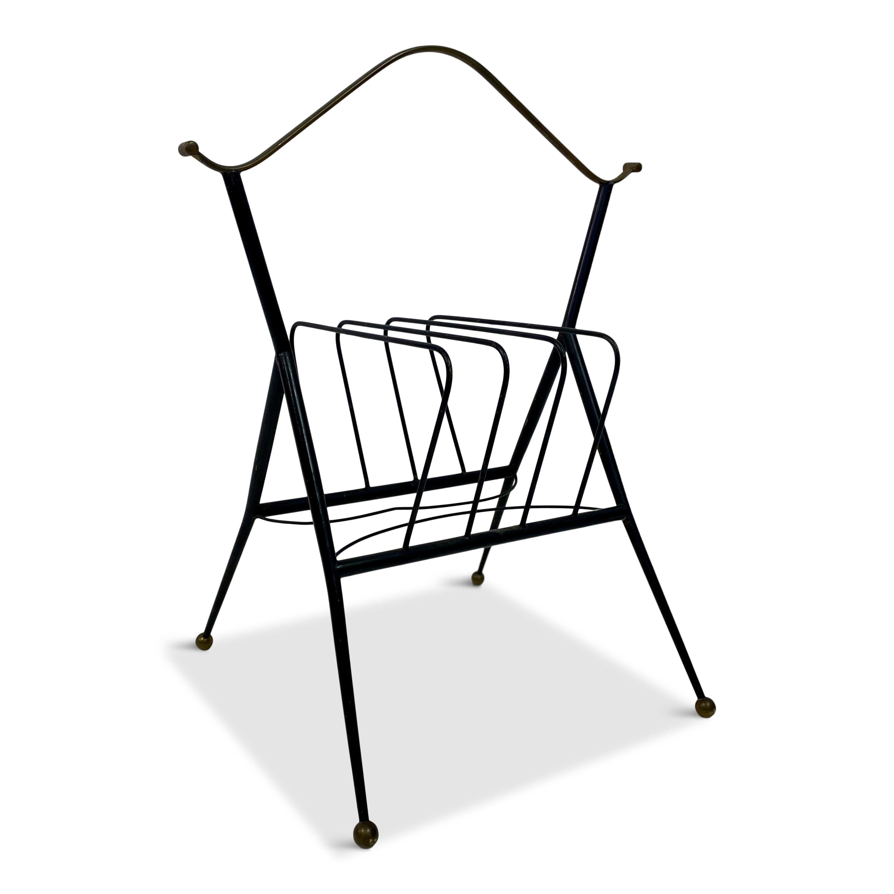 Portariviste

Struttura in metallo verniciato nero

Maniglia in ottone decorata

Piedini a sfera in ottone

Italia anni '60.
   
