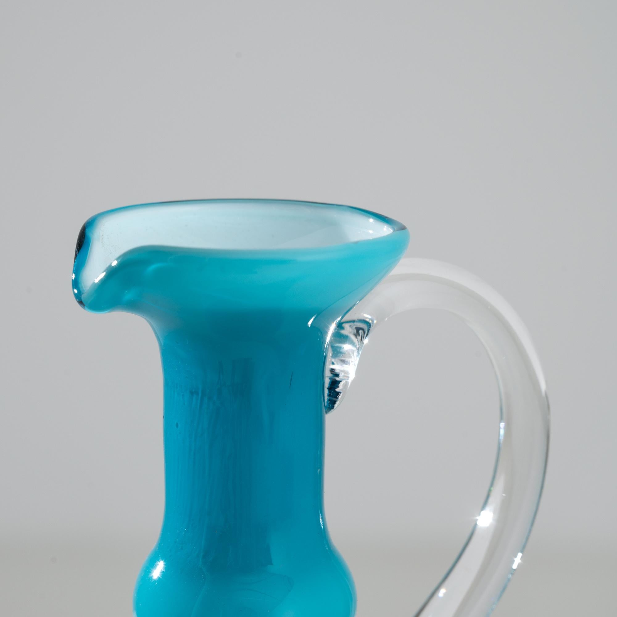 Pichet en verre bleu italien des années 1960 en vente 2