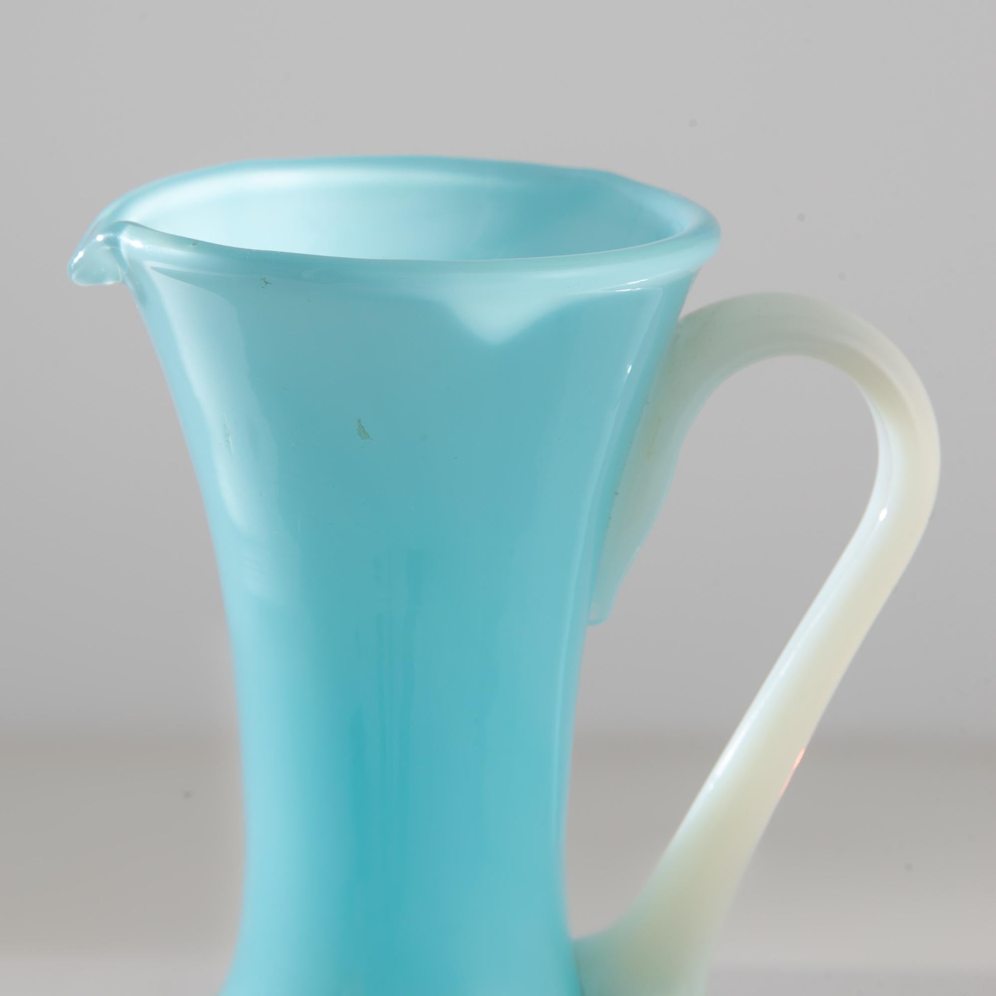 Pichet en verre bleu italien des années 1960 en vente 2