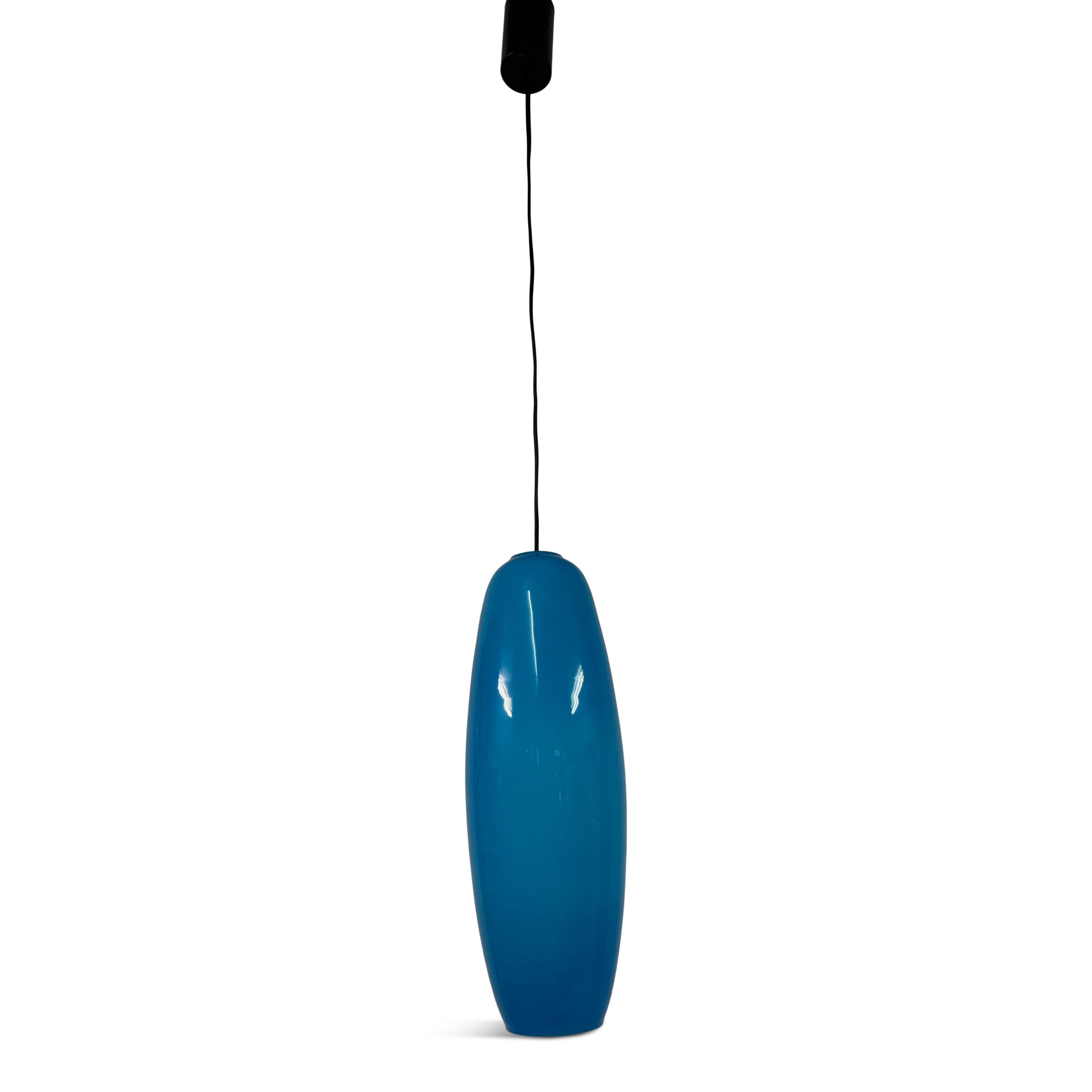 Anhänger

Blaues Glas

Die Abmessungen umfassen die Länge des Kabels, die geändert werden kann

Glasschirme misst 41cm

Italien 1960er Jahre


