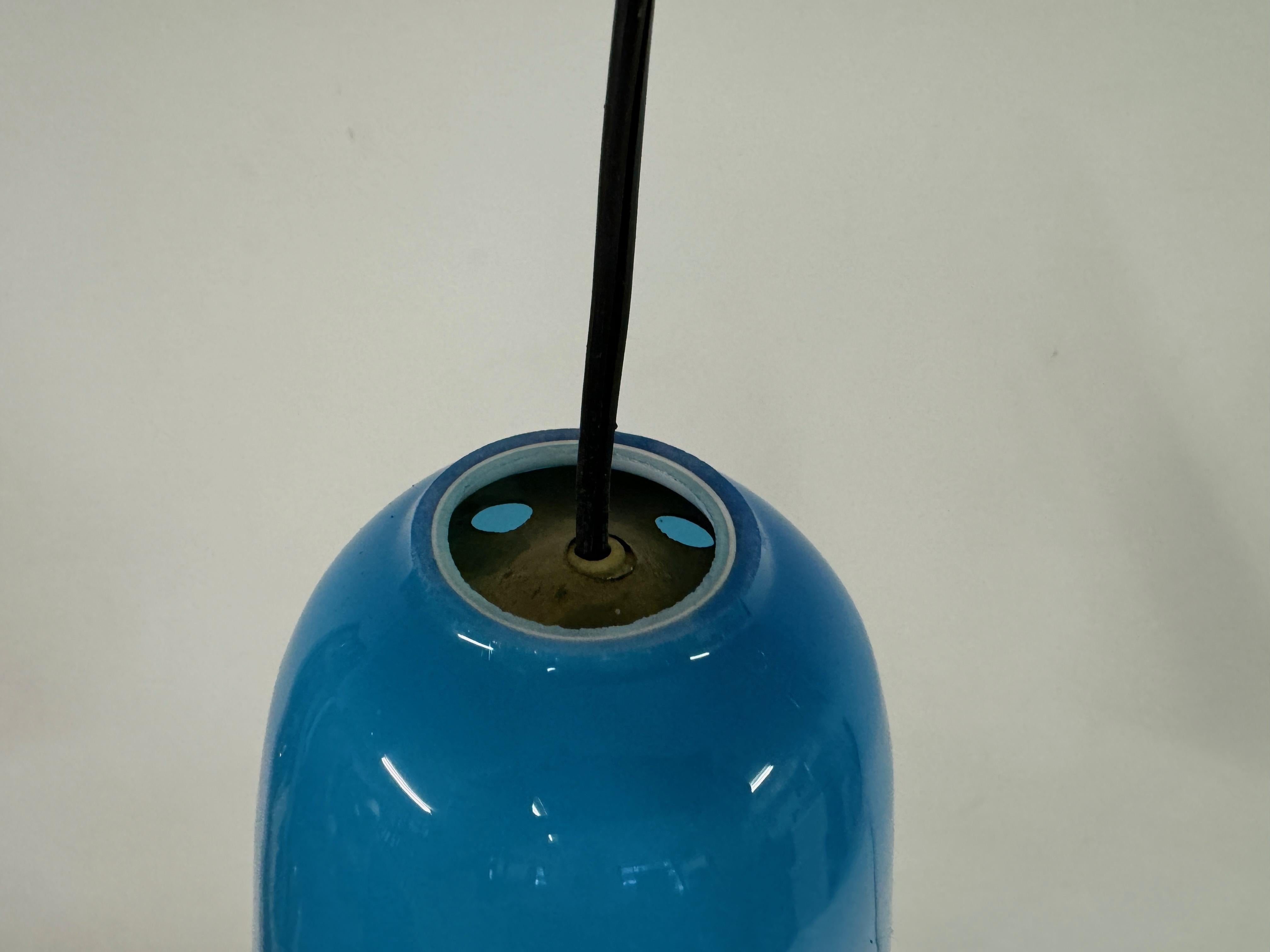 Pendentif long en verre bleu italien des années 1960 en vente 1