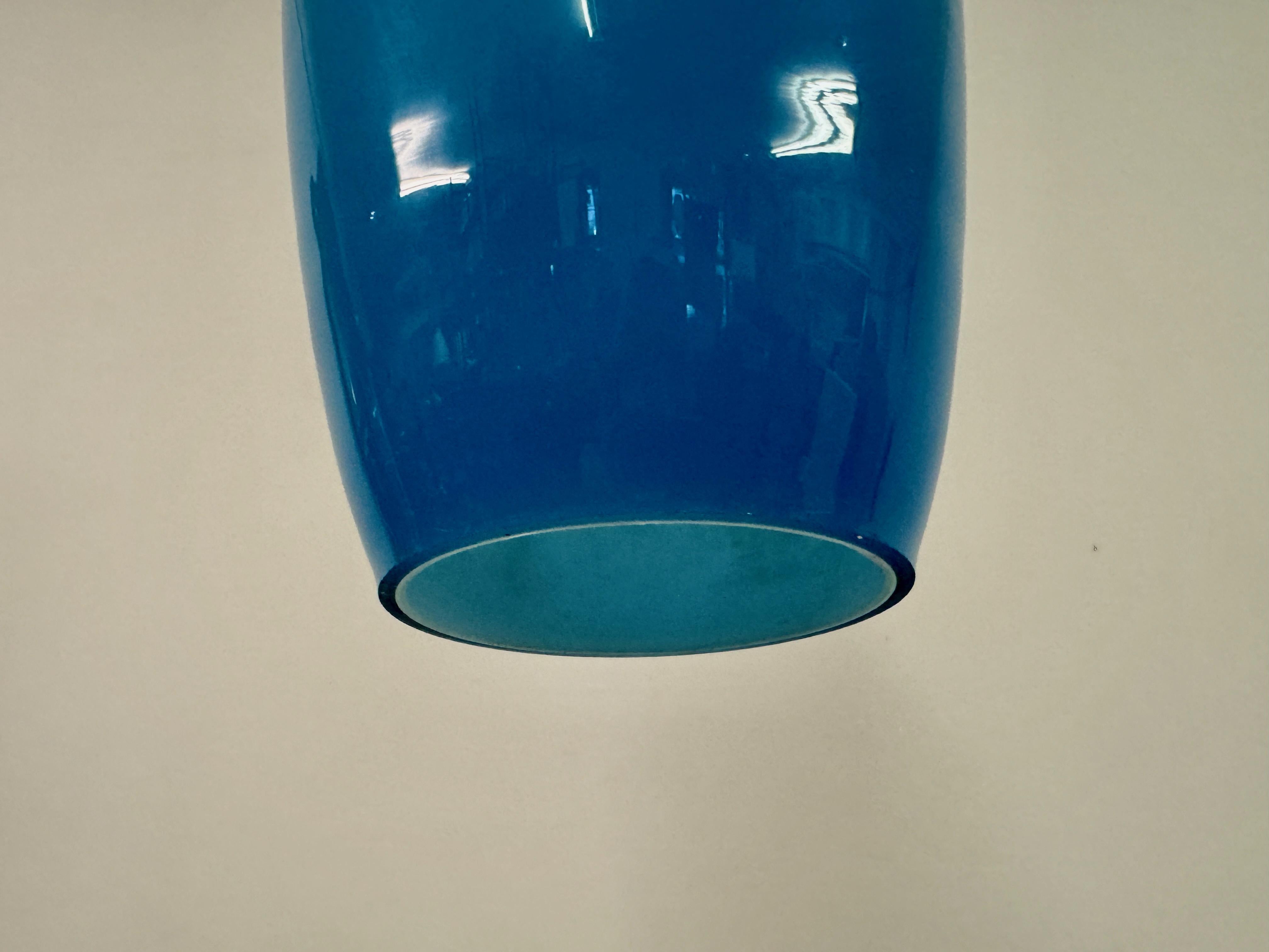 Pendentif long en verre bleu italien des années 1960 en vente 2