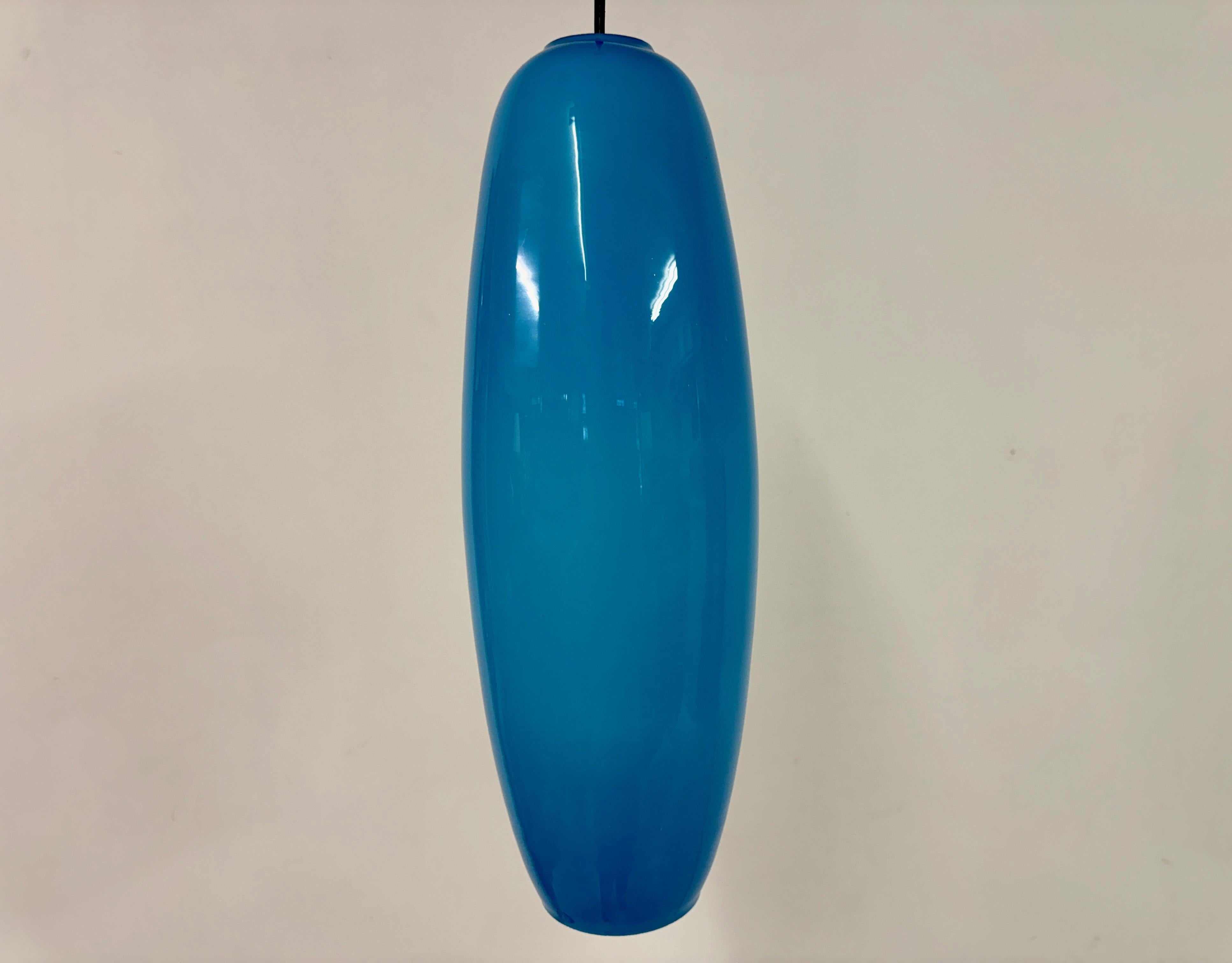 Pendentif long en verre bleu italien des années 1960 en vente 3