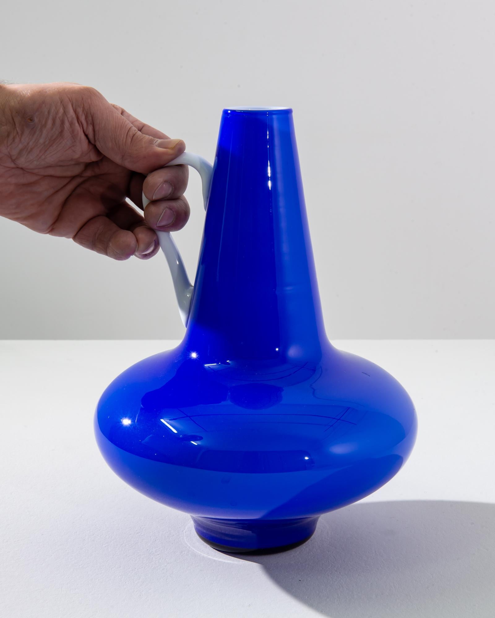 Vase italien en verre bleu des années 1960 Bon état - En vente à High Point, NC
