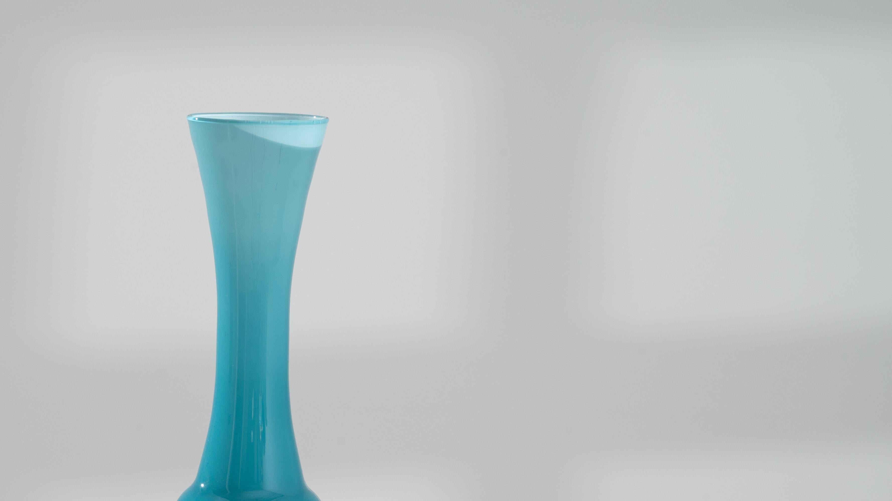 Verre Vase italien en verre bleu des années 1960 en vente