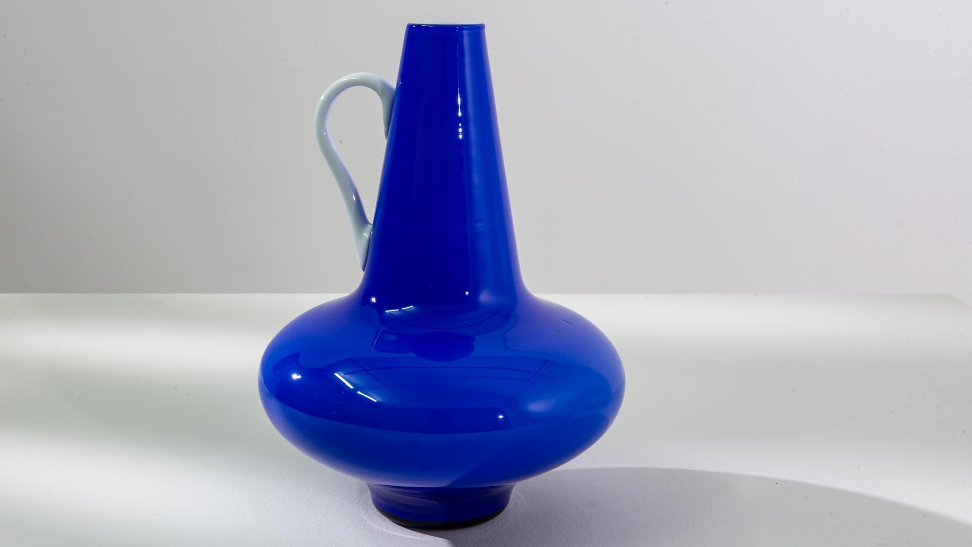 Vase italien en verre bleu des années 1960 en vente 1