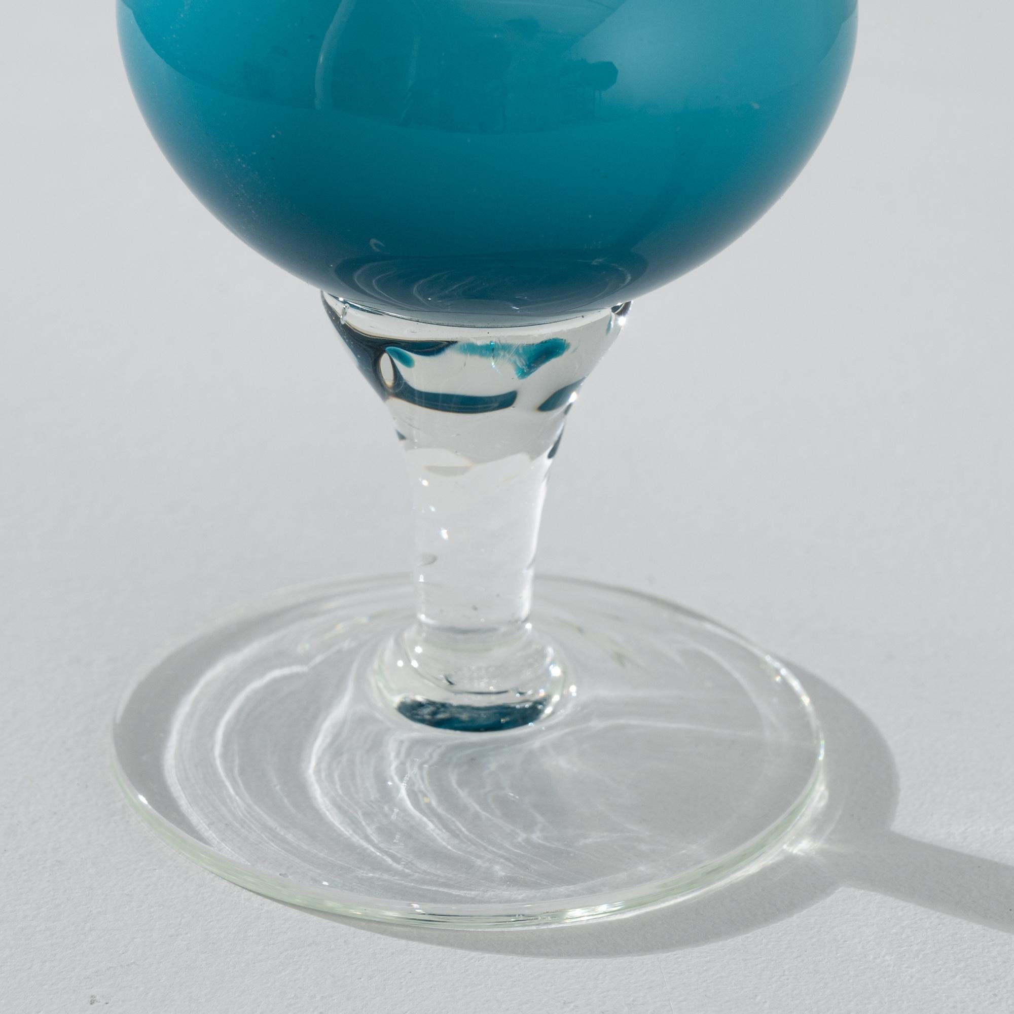 Vase italien en verre bleu des années 1960 en vente 2