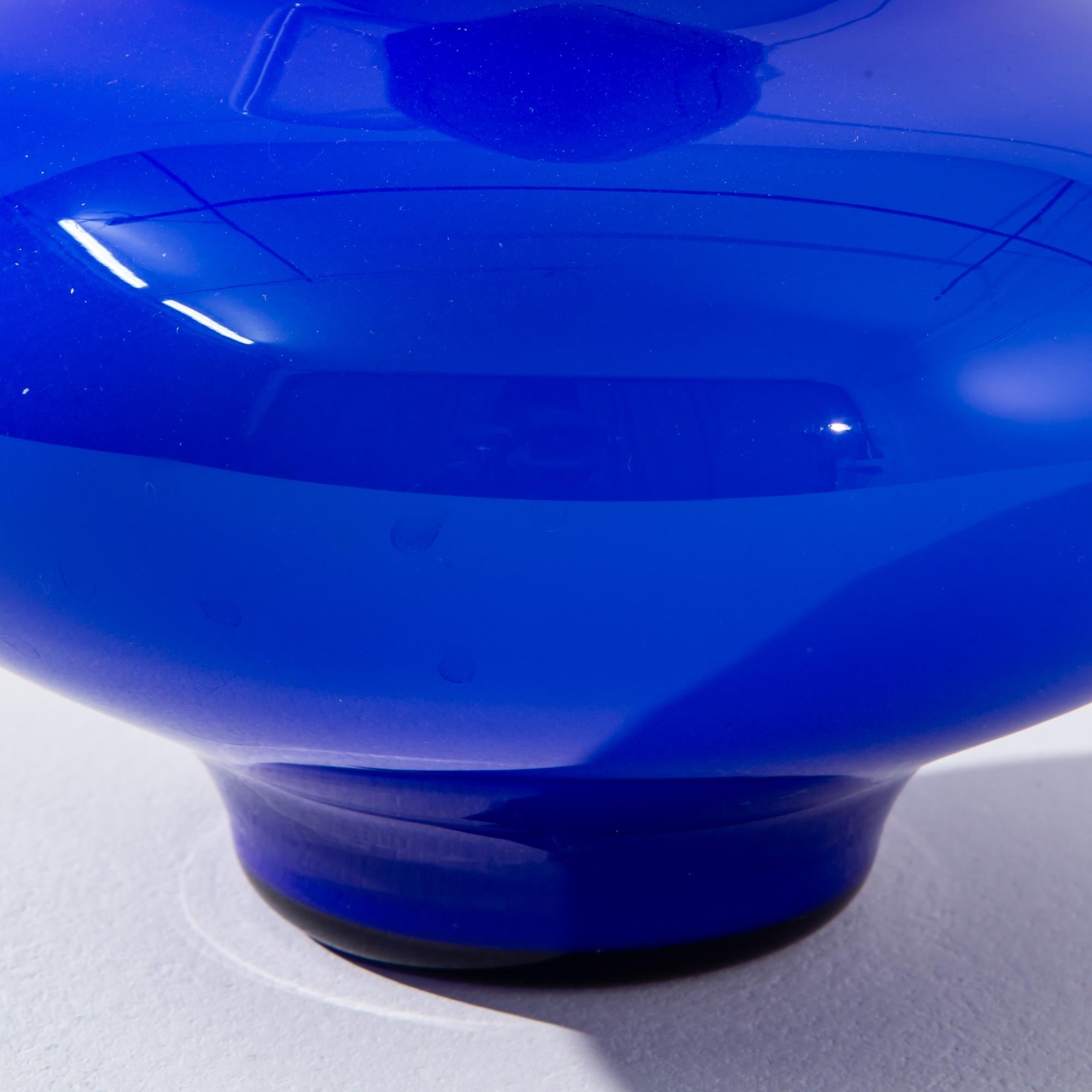 Vase italien en verre bleu des années 1960 en vente 3