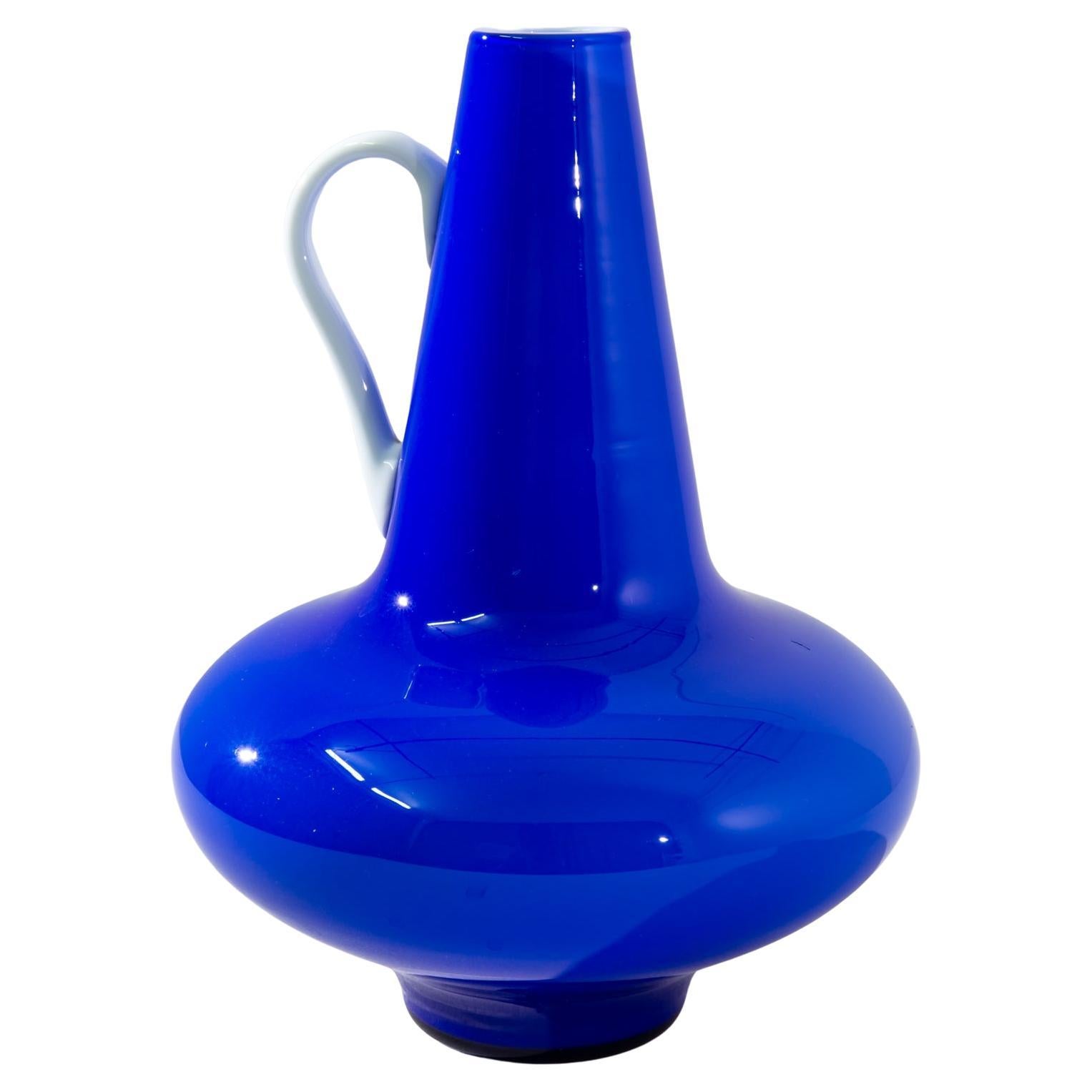 Vase italien en verre bleu des années 1960 en vente