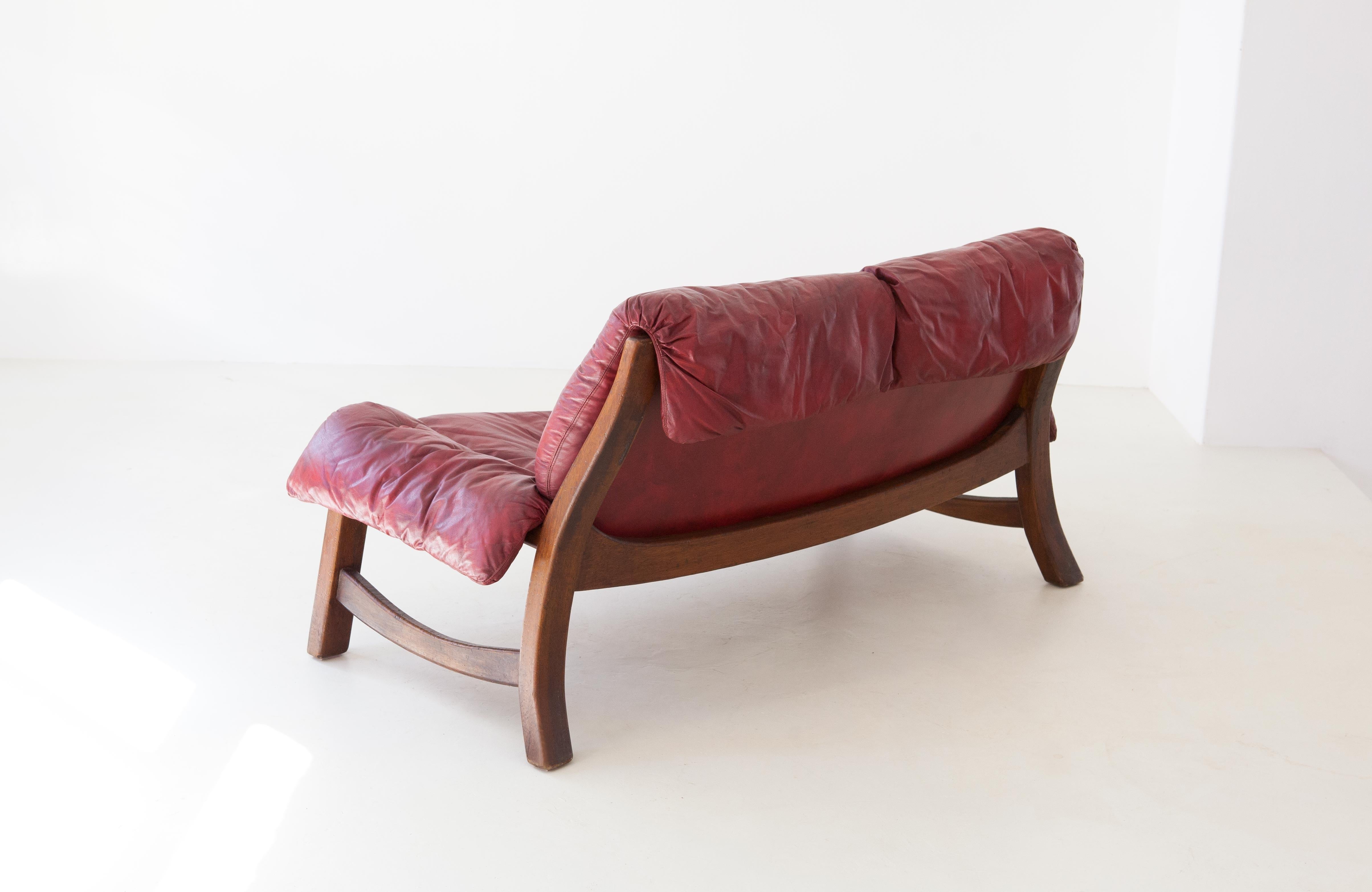 Mid-Century Modern canapé, designed and produced in Italy during the 1960s

In original conditions: the seat is comfortable and the leather and padding are in very good condition, without tears or particular defects.
The solid wood structure is