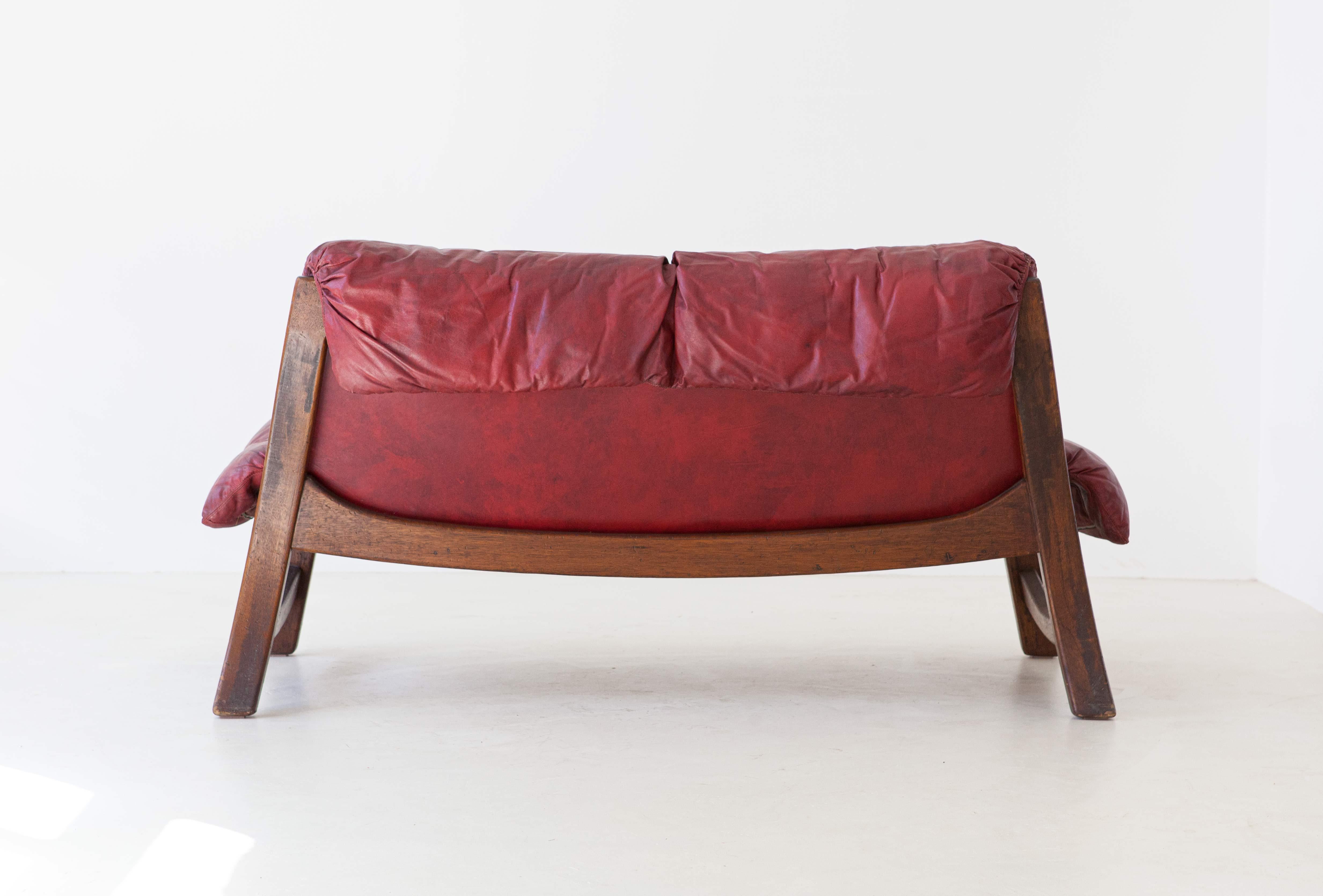 1960s Italian Bordeaux Leather with Wooden Frame Sofa In Good Condition In Rome, IT