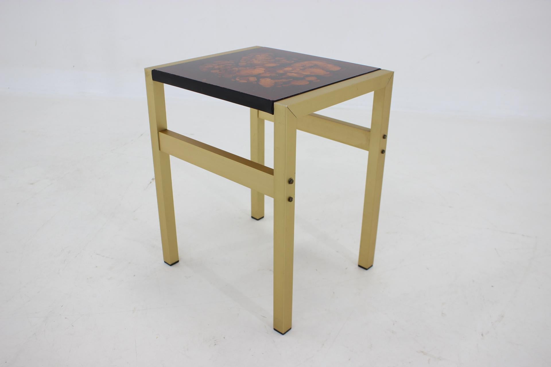 Mid-Century Modern Table d'appoint italienne en laiton et verre des années 1960 en vente