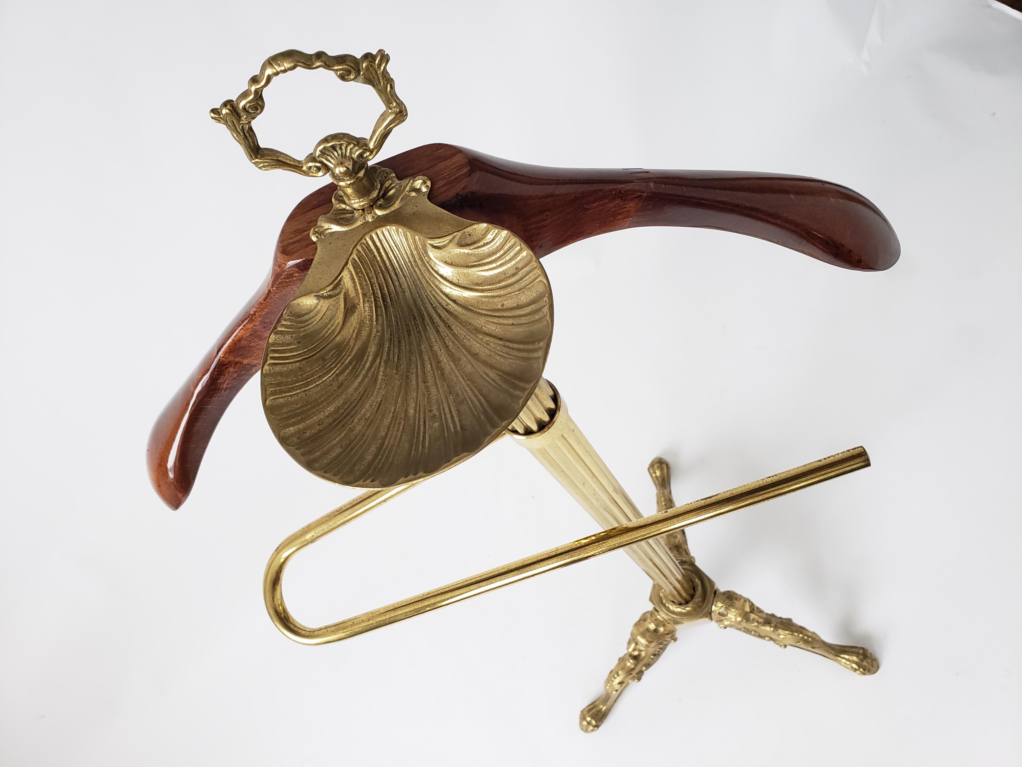 1960s Italian Brass Valet with Lacquered Wood Shoulder In Good Condition In St- Leonard, Quebec