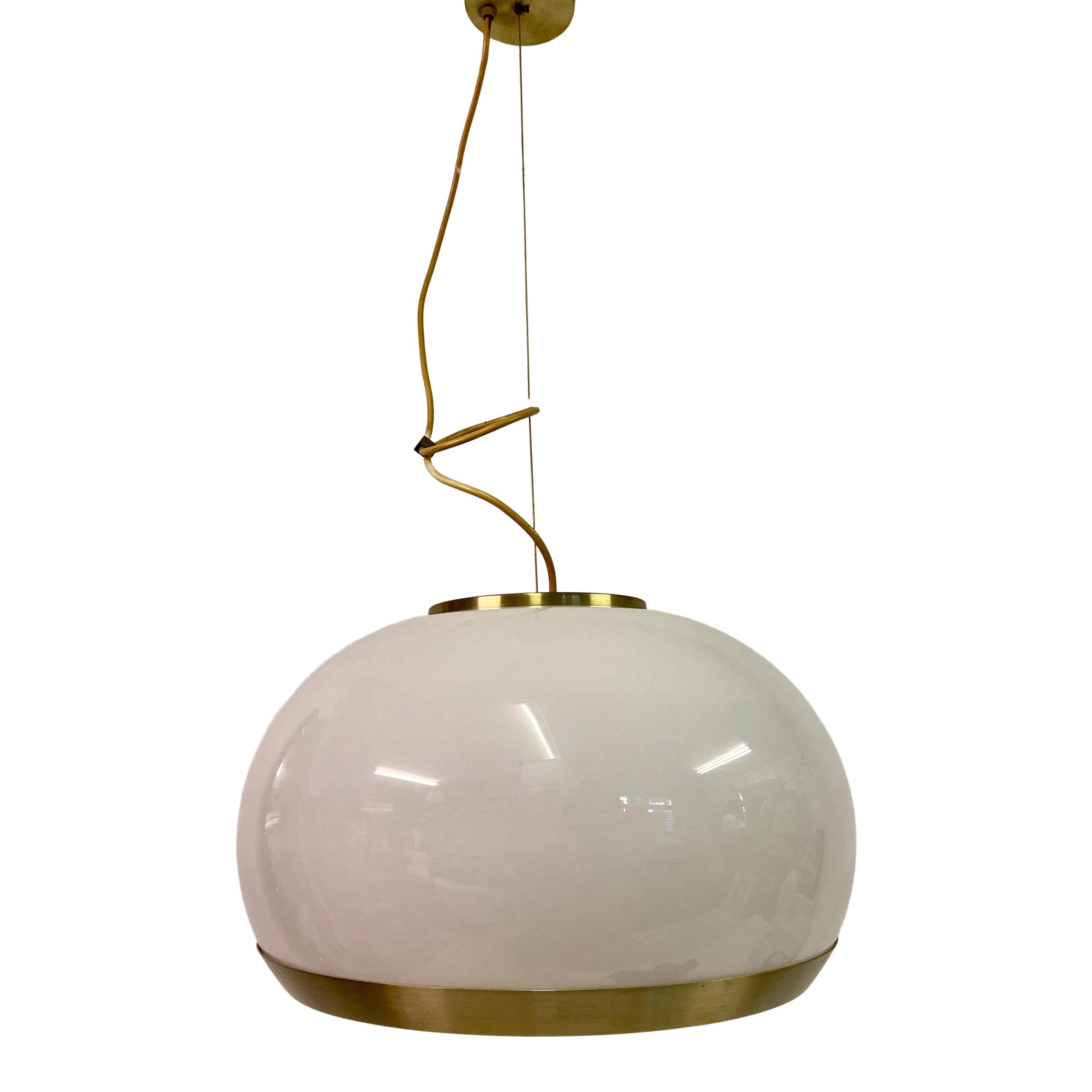 White glass pendant

Brushed brass bottom rim

Height adjustable

Brass fittings

Italian 1960s.