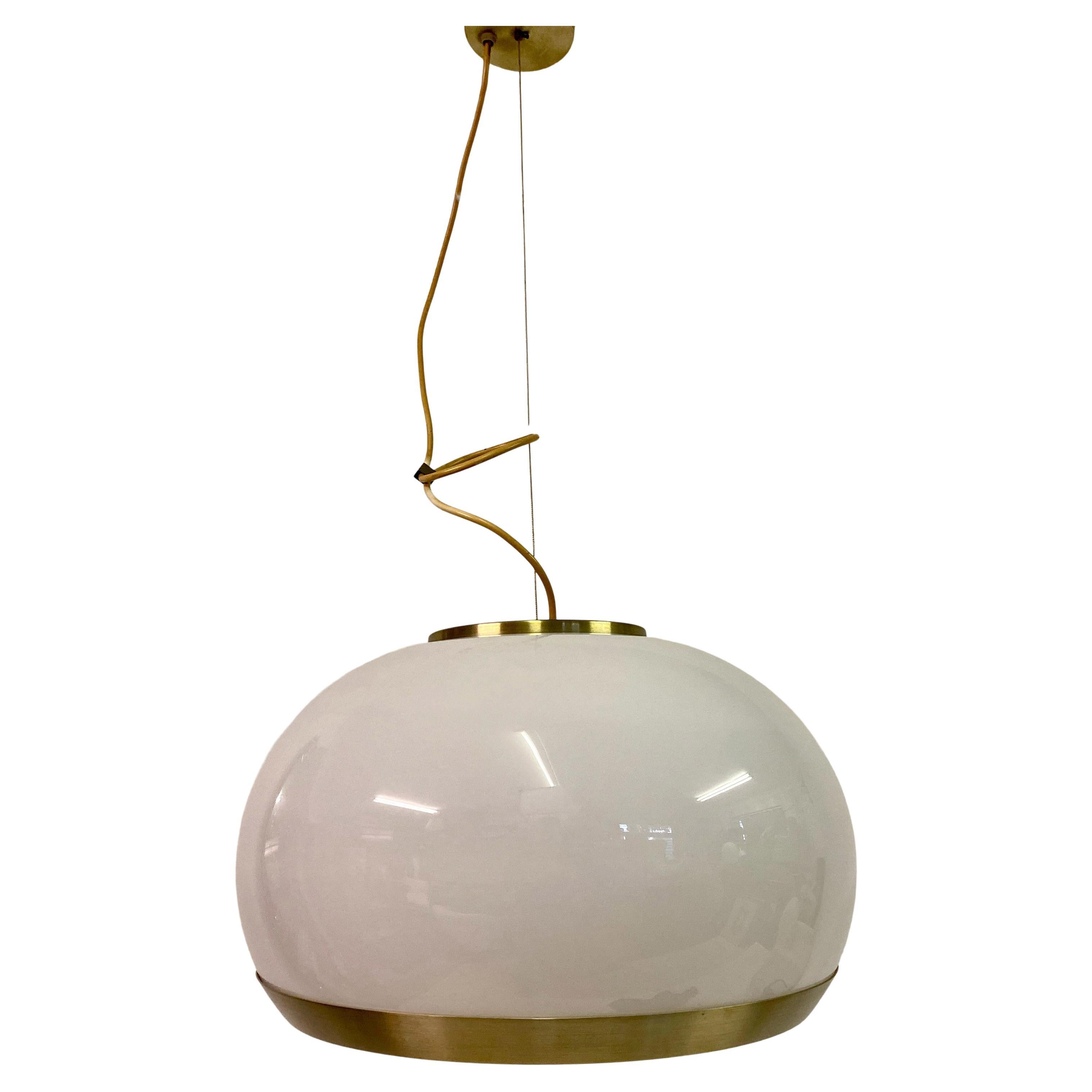 Lampe à suspension italienne des années 1960 en laiton brossé et verre blanc