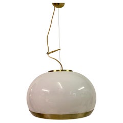 Lampe à suspension italienne des années 1960 en laiton brossé et verre blanc