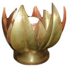 1960s  Lampe de table italienne brutaliste en métal doré en forme de fleur Tommaso Barbi Italie