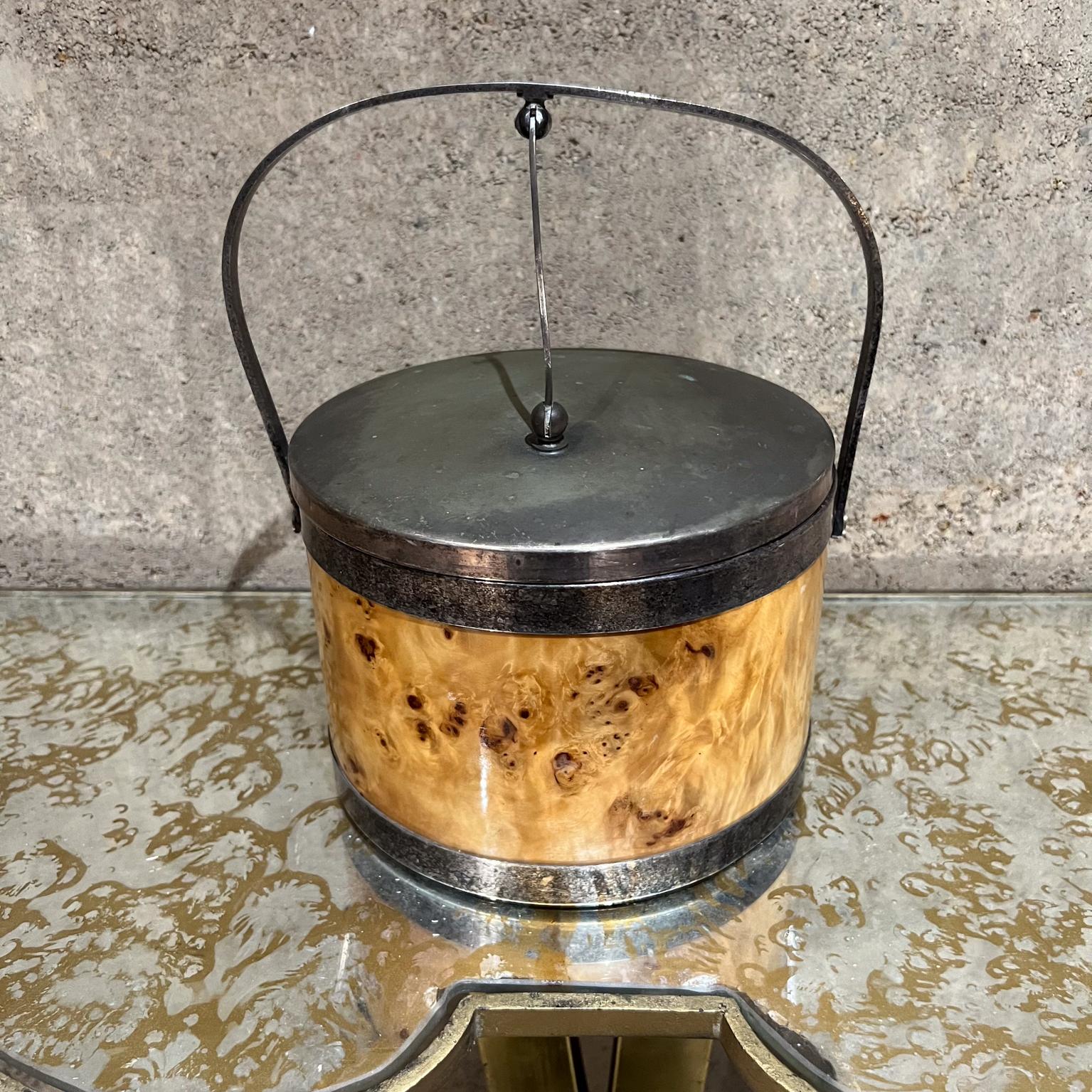 AMBIANIC presents
1960s Italian Vintage Burlwood Silver Chrome Ice Bucket
Made Italy
After Milo Baughman
Handsome Mid-Century Modern burl wood and metal ice bucket with handle.
Ice bucket is cylindrical container covered with burl wood and an