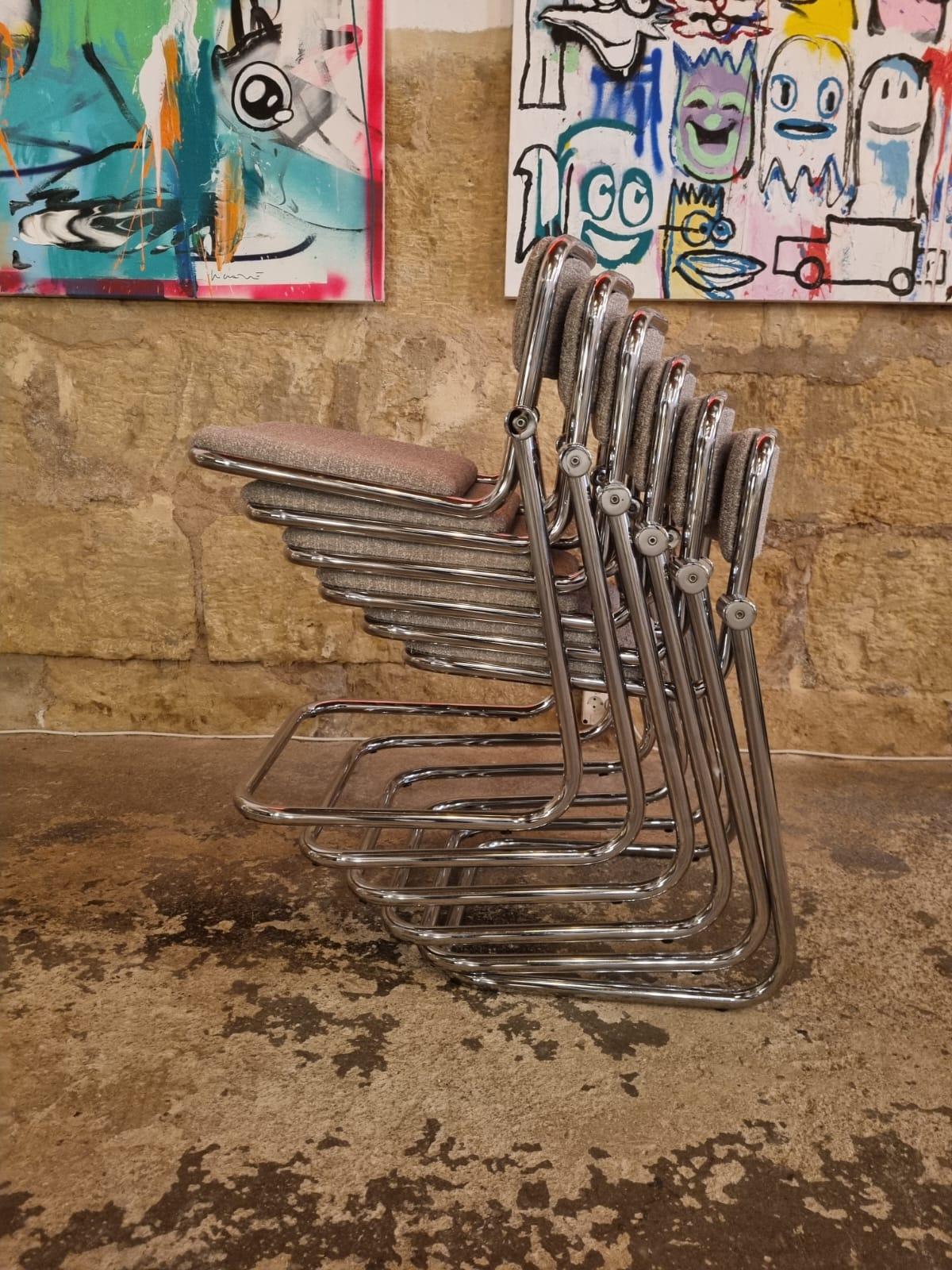 1960er Jahre Italienische Freischwinger mit Metallrahmen und gepolsterten Stühlen aus Stoff  (20. Jahrhundert) im Angebot