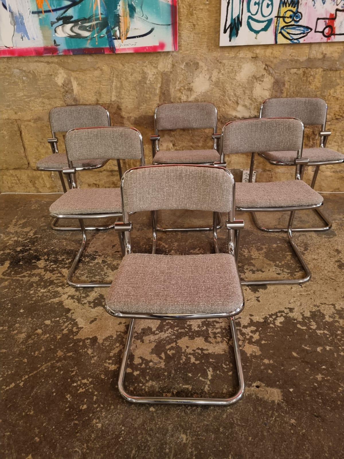 1960er Jahre Italienische Freischwinger mit Metallrahmen und gepolsterten Stühlen aus Stoff  im Angebot 3