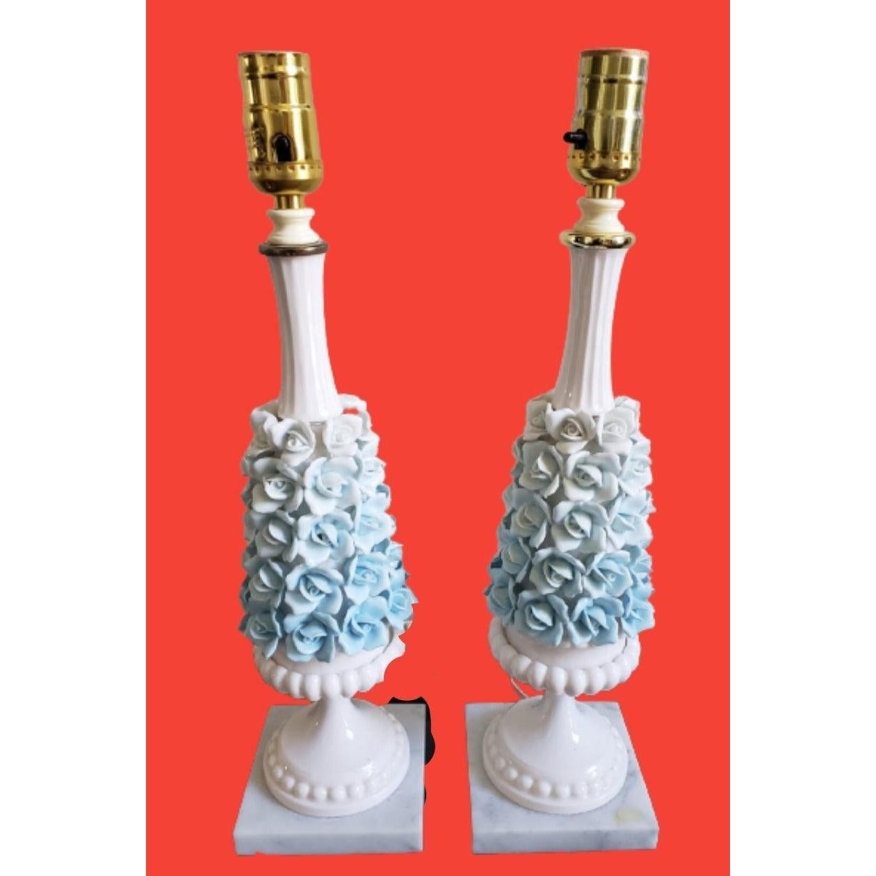 Capodimonte Blue Applied Roses Tischlampe mit Sockel aus Carrara-Marmor. Hergestellt in Italien. 

Diese Lampen sind einfach wunderschön. Die blauen und weißen Porzellanrosen sind sooo schön.

In ausgezeichnetem Zustand.
 
