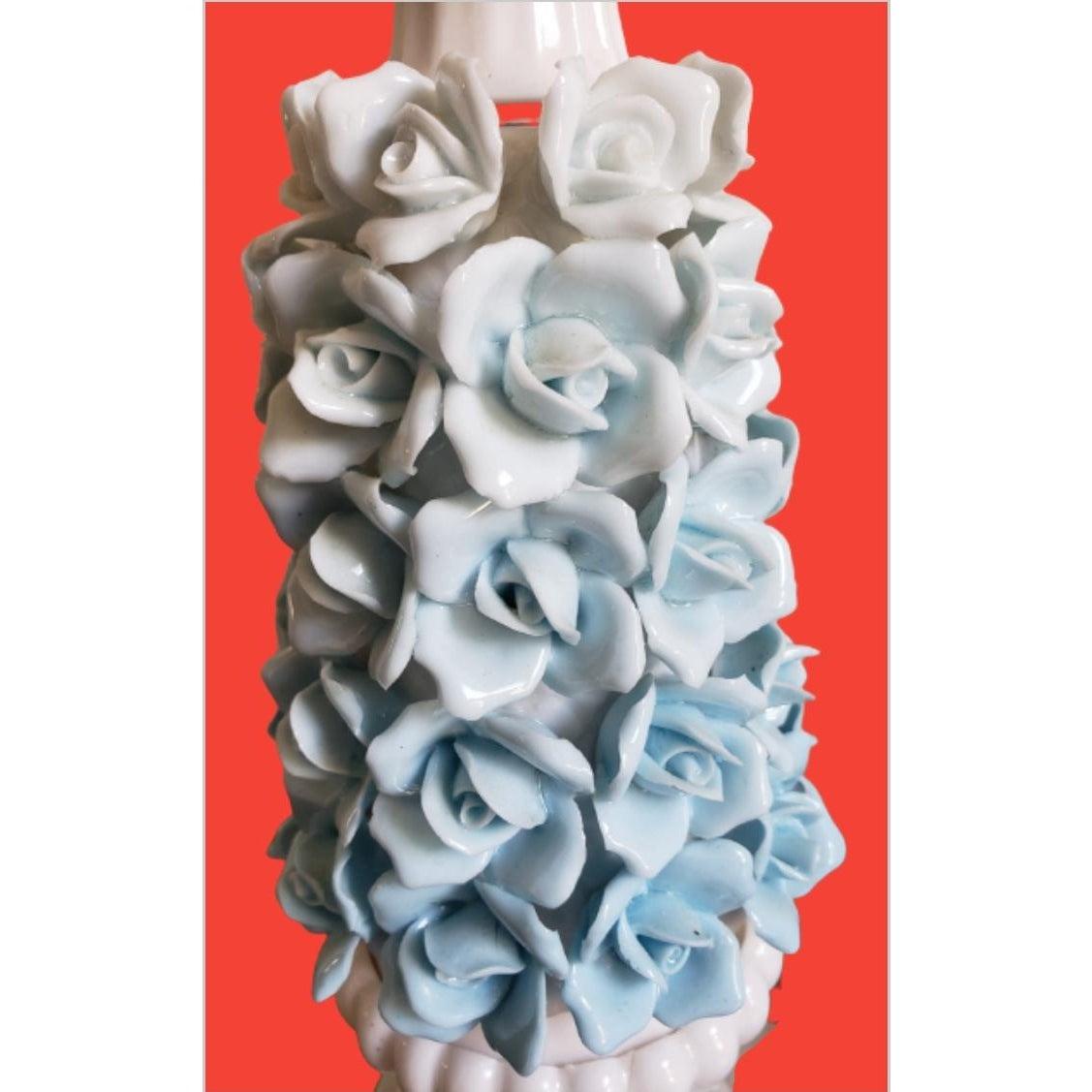 1960er Jahre Italienische Capodimonte Stil Blaue Rose Lampen mit Carrara Marmor Basis (Sonstiges) im Angebot