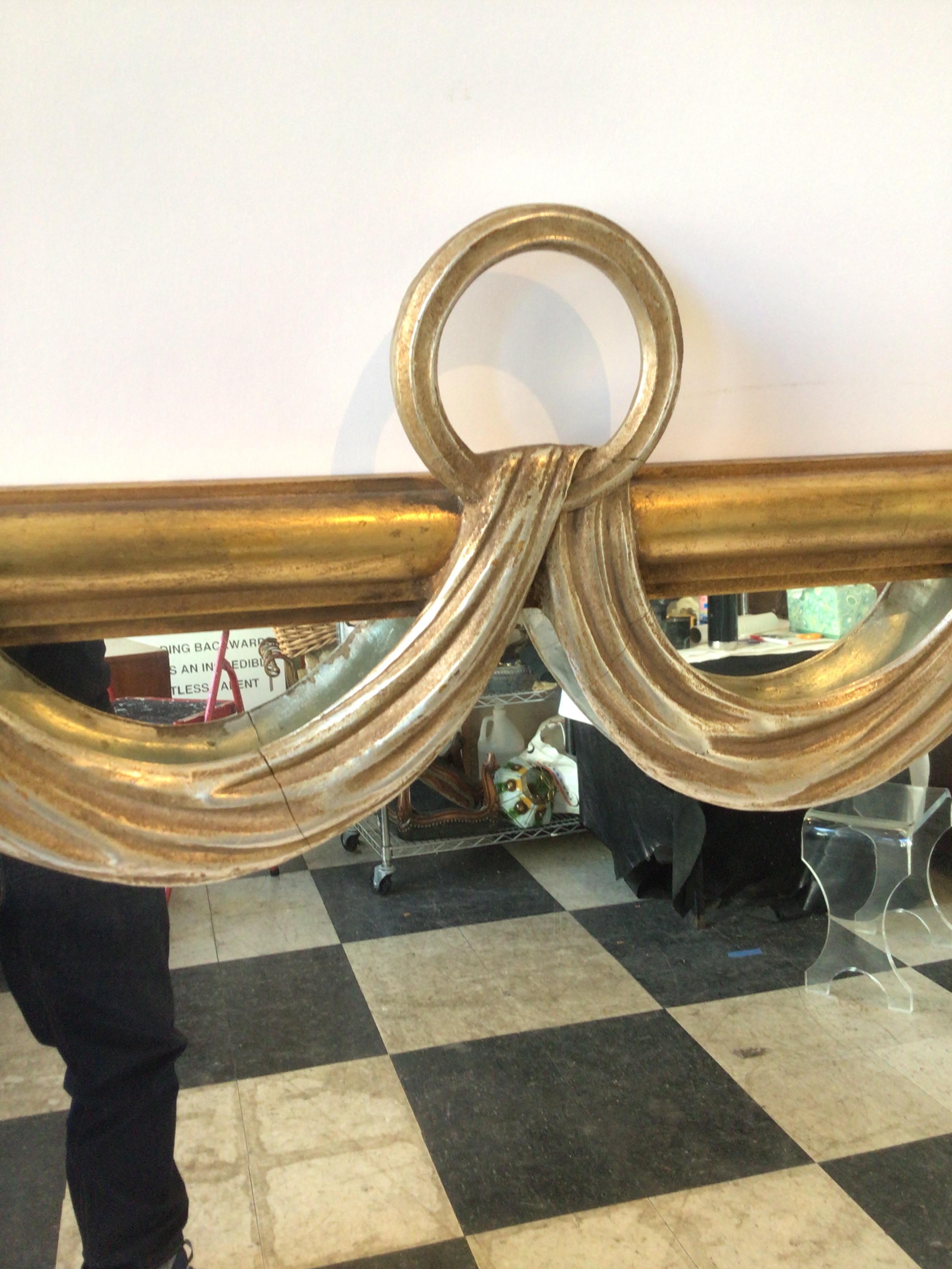 Miroir italien des années 1960 en bois sculpté et doré avec tissu drapé en vente 1